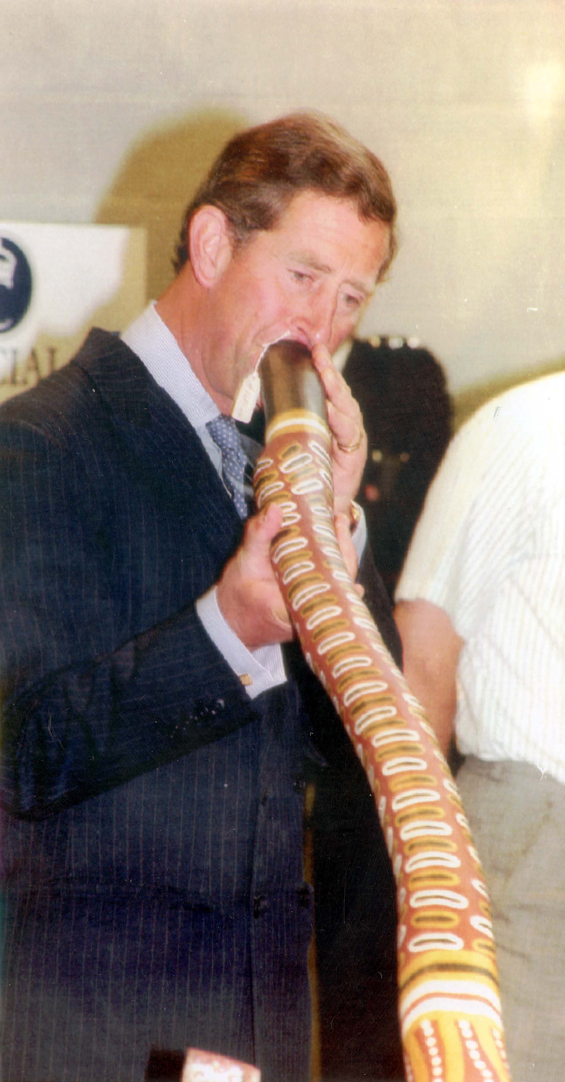Charles – der 1992 auf einer Kunstausstellung der Aborigines in Birmingham versuchte, Didgeridoo zu spielen – war Prinz von Wales, als er und Camilla 2018 durch Oz tourten