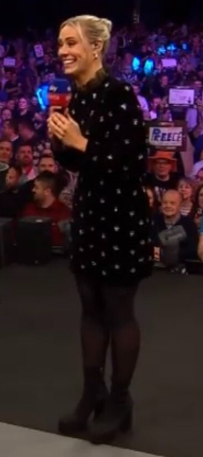 Der Sky Sports-Moderator kombinierte ein schwarz-weiß gepunktetes Kleid mit Strumpfhosen und Stiefeln