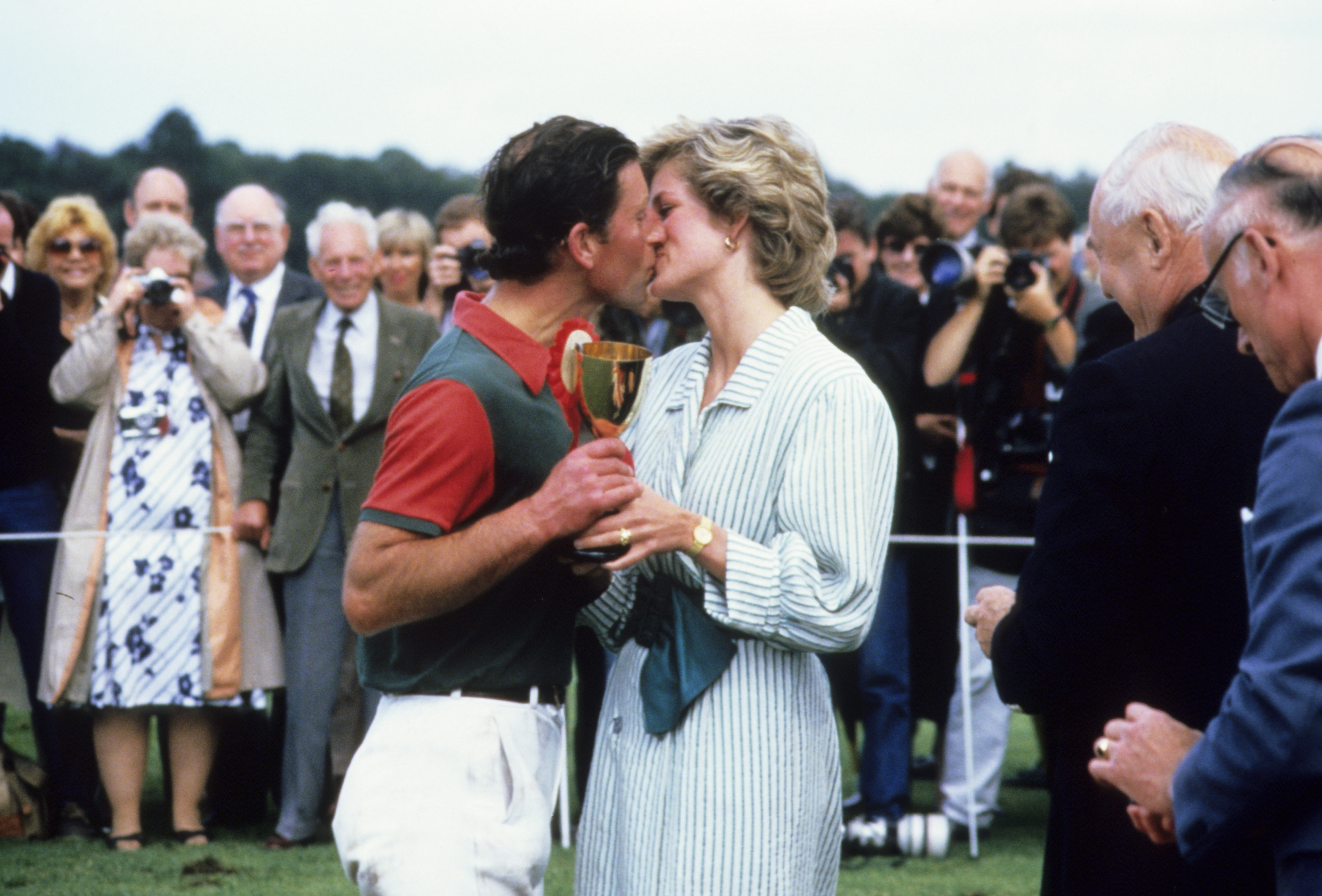 1985 teilte Prinzessin Di bei einem Polo-Event in Windsor einen ähnlichen Kuss mit ihrem Ehemann Charles