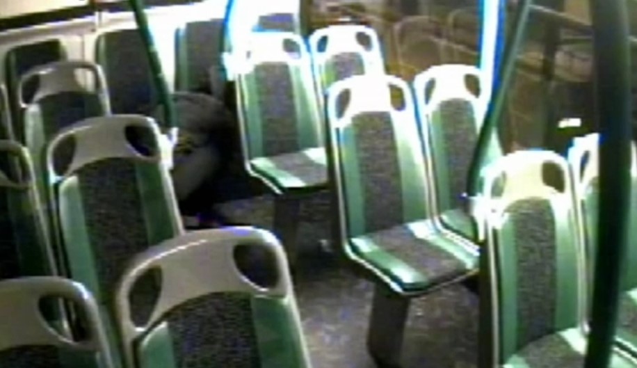 Das 15-jährige Mädchen versteckt sich mit ihrem iPad hinter Bussitzen, während ein Polizeiauto zum Tatort rast