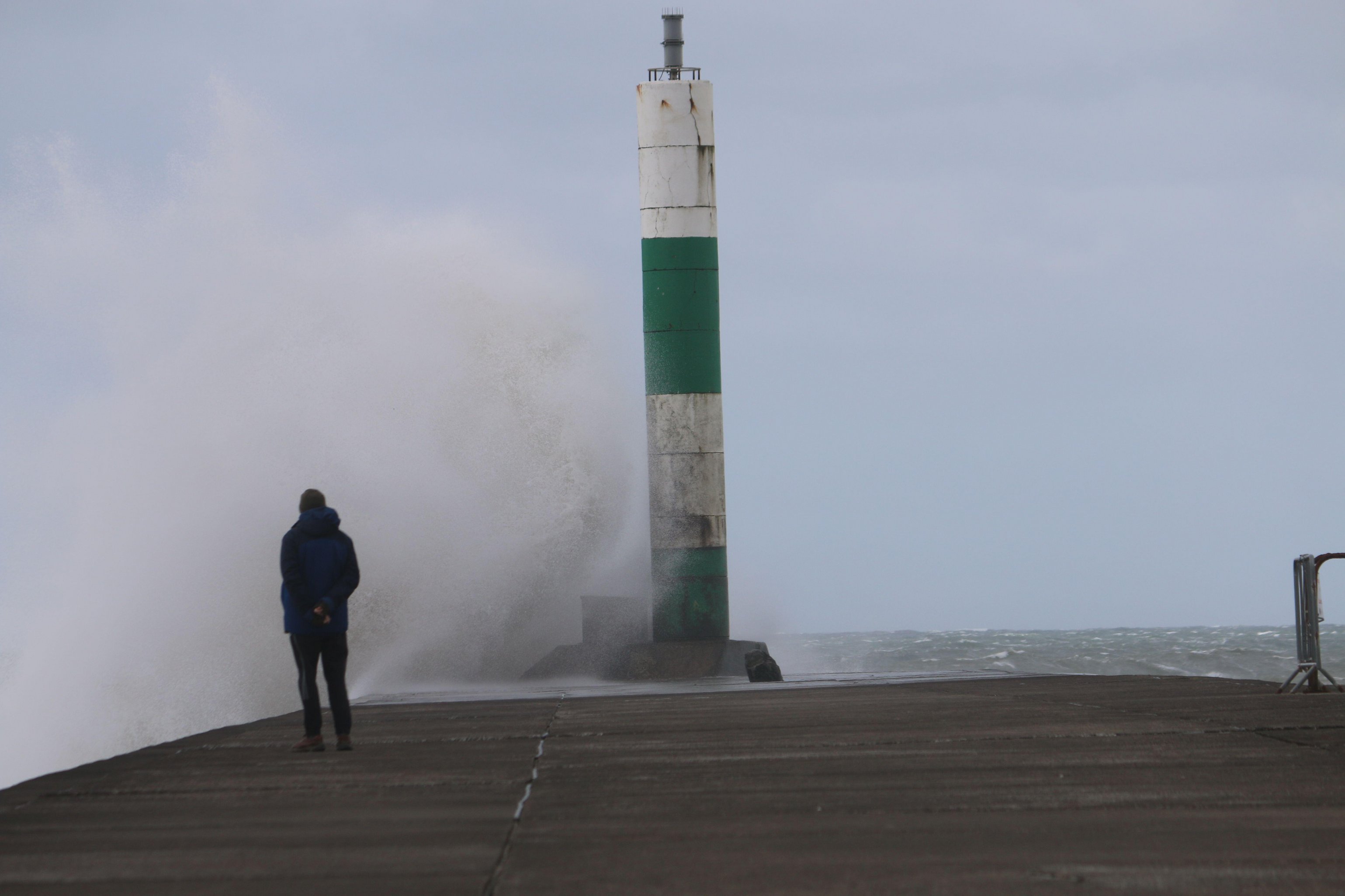 Letzte Woche schlugen riesige Wellen gegen den Hafen von Aberystwyth