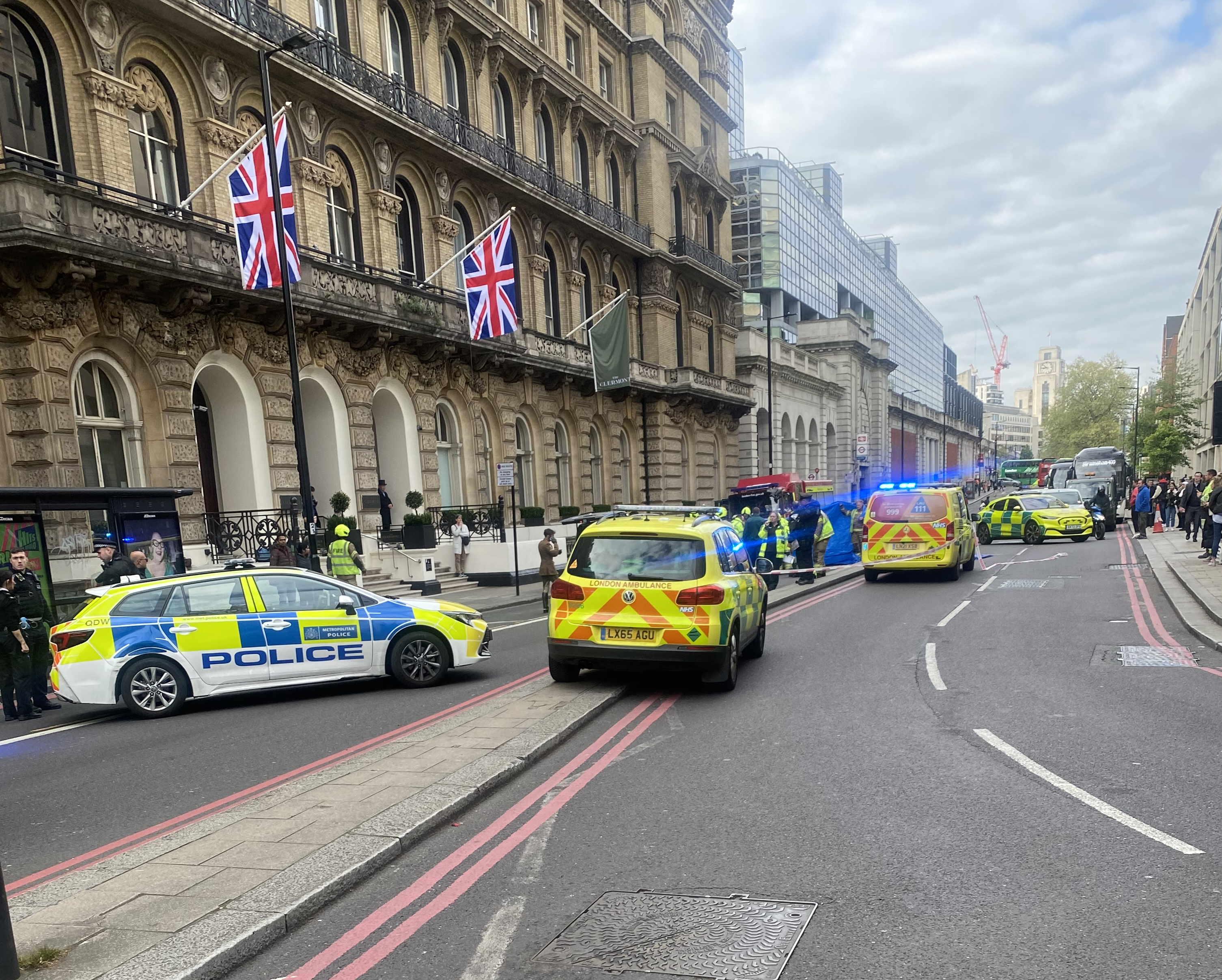 Rettungsdienste vor Ort vor dem Clermont Hotel im Zentrum von London