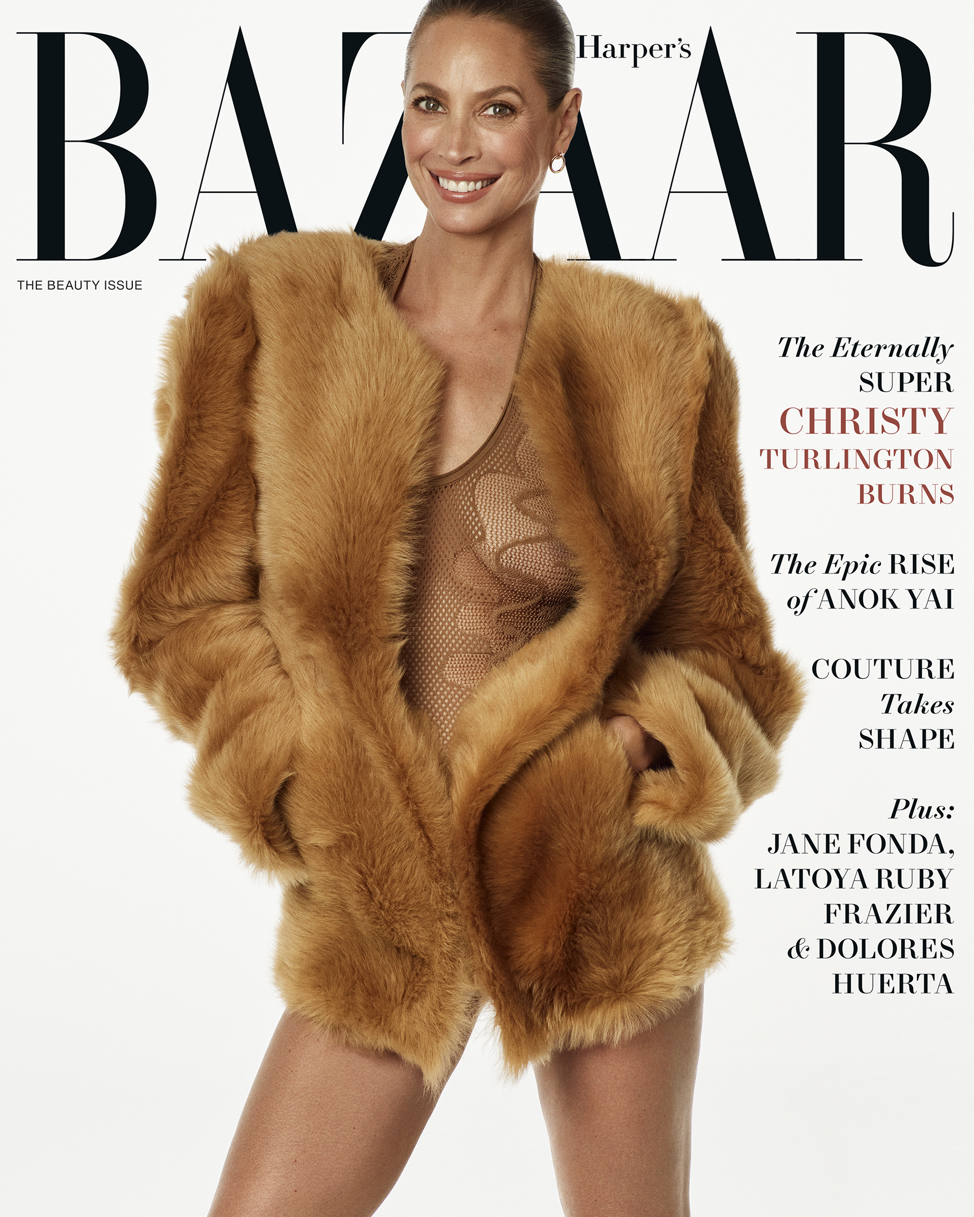 Christy zierte das Cover von Harper's Bazaar in einem braunen Kunstpelzmantel