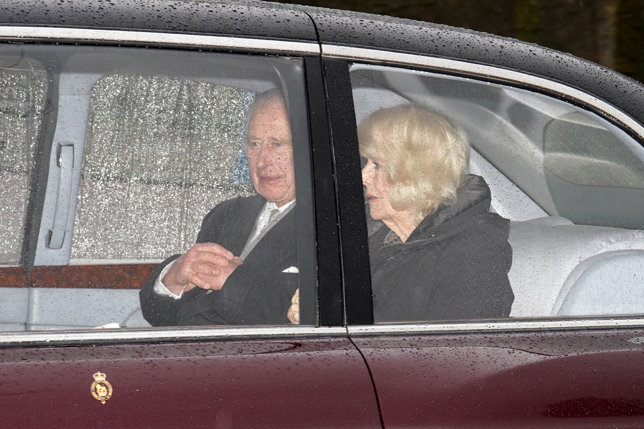 Der König kommt zur Behandlung mit seiner Frau Königin Camilla zurück nach London