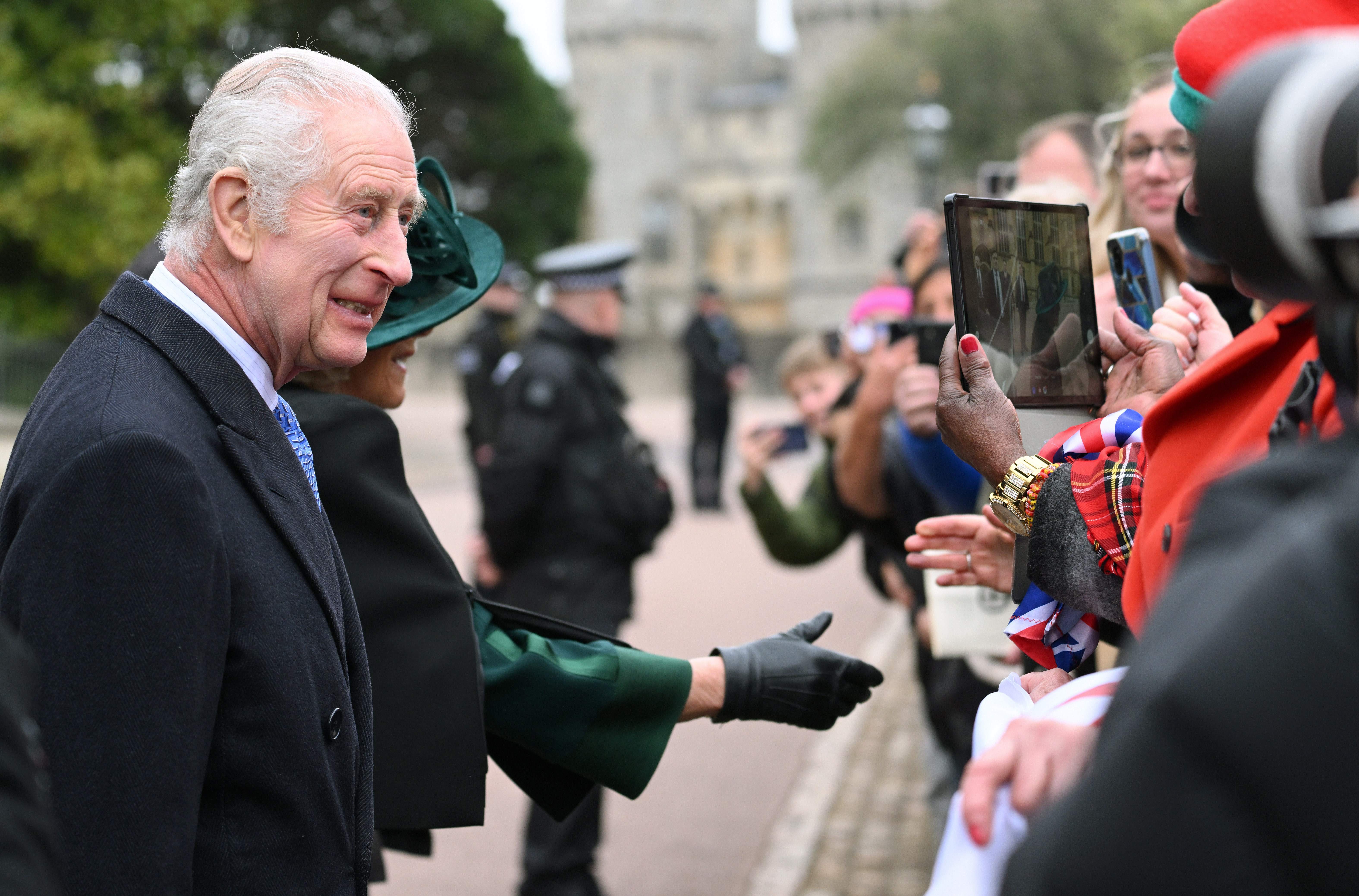 König Charles begrüßt die Menge auf Schloss Windsor am 31. März 2024