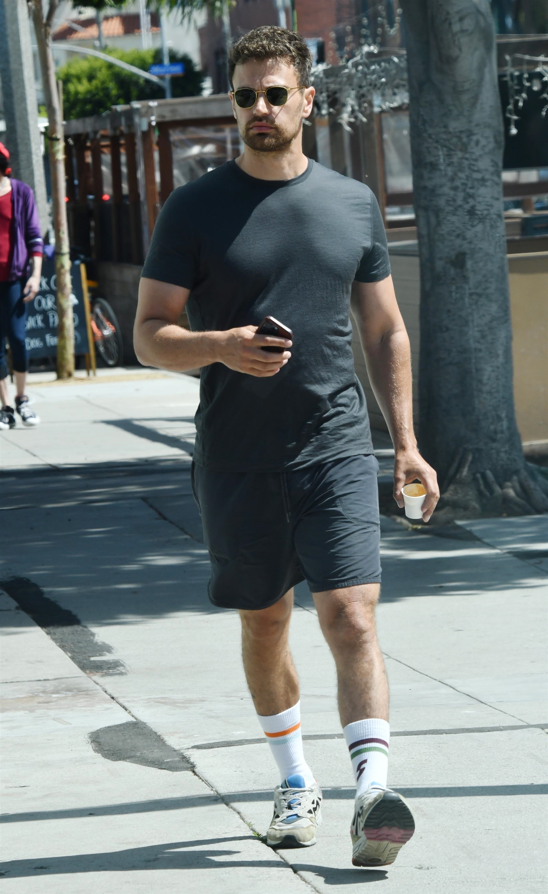 Theo James wurde auf dem Weg zum Fitnessstudio in Venice Beach, Kalifornien, gesehen