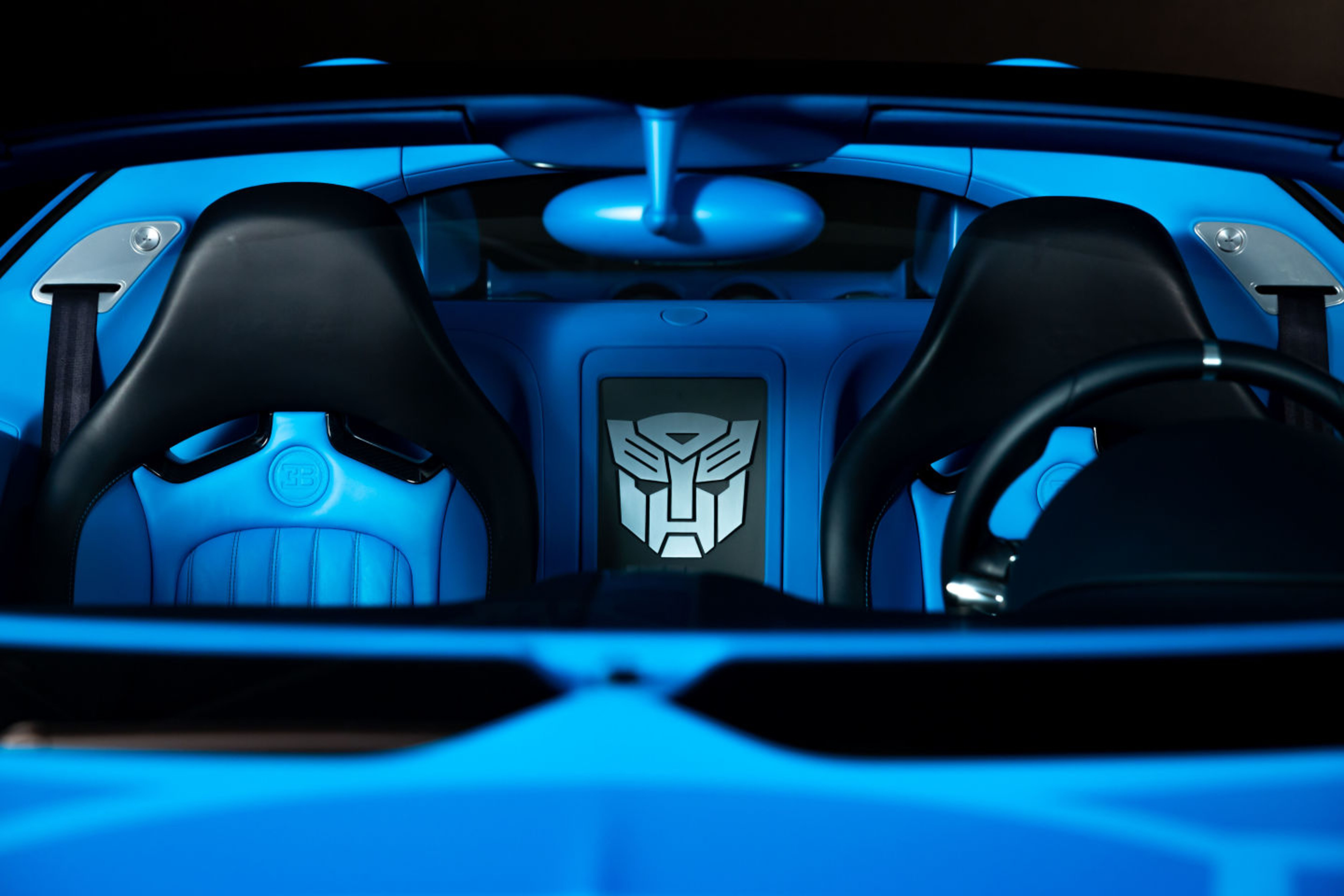 Das Transformers-Logo ist zwischen den Sitzen eingelegt