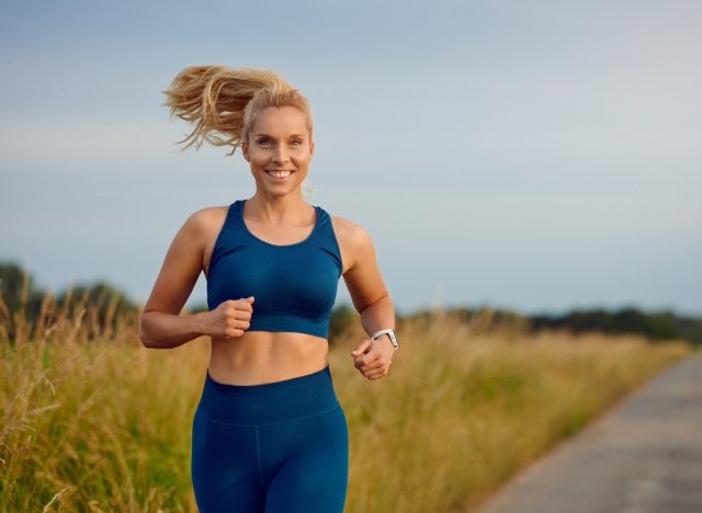 Frau läuft, Konzept, wie oft man Cardio macht, um Gewicht zu verlieren