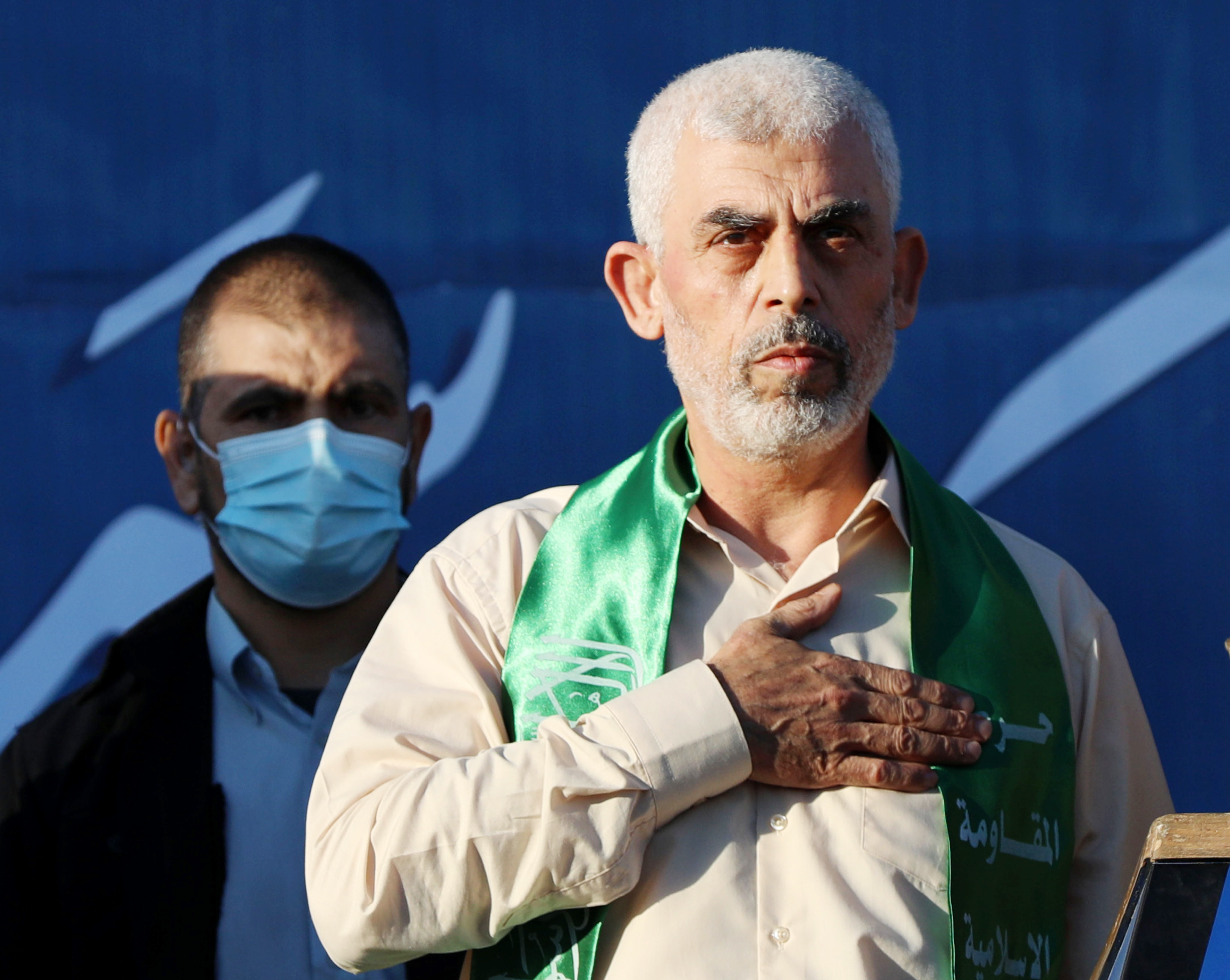 Ein hochrangiger israelischer Beamter beschuldigte den Hamas-Führer Yahya Sinwar – der sich vermutlich unter Rafah versteckt – des Hinhaltens und warnte, es handele sich um „einen Geisel-Deal oder Rafah“.