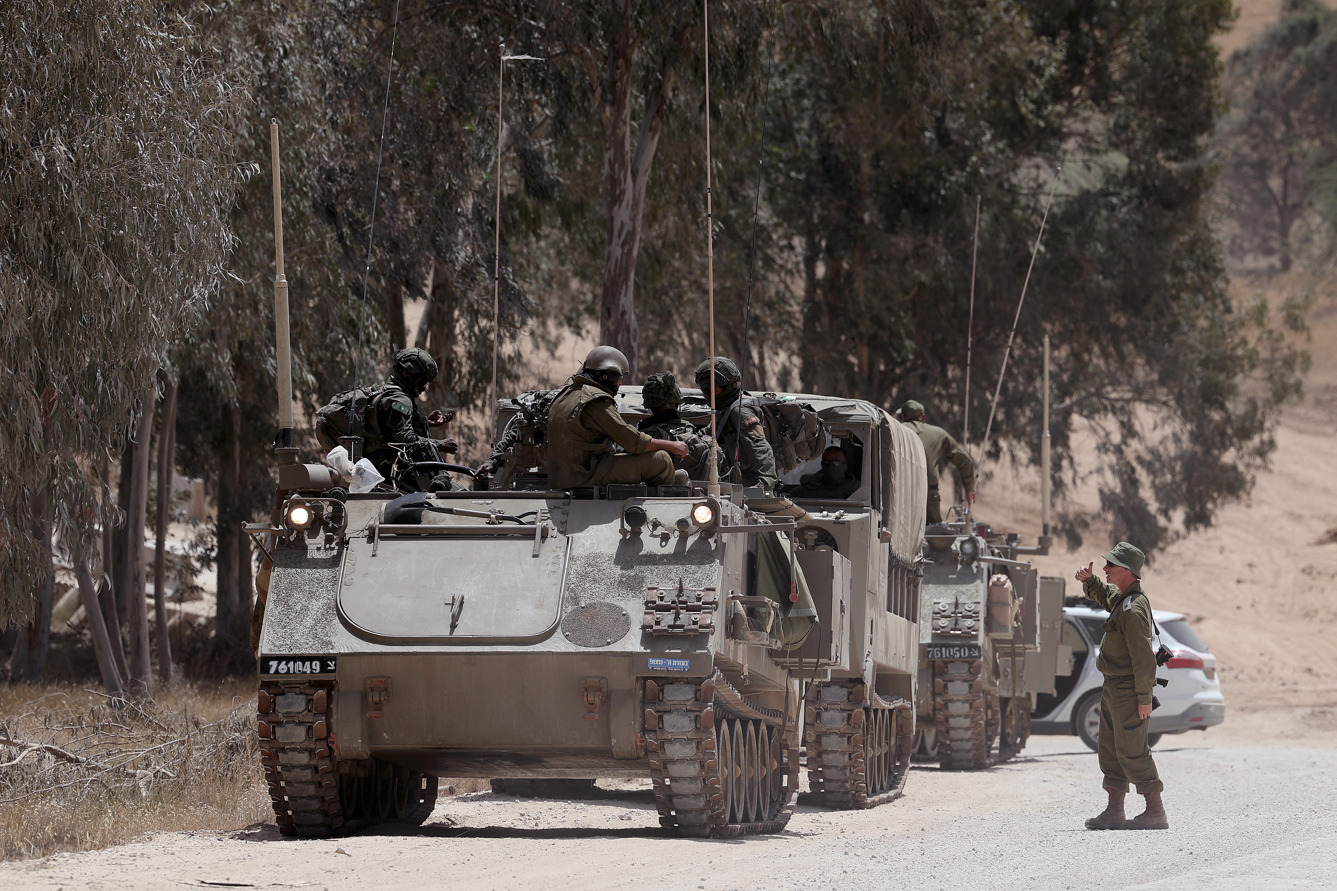 Die israelischen Streitkräfte haben Panzer, Truppen und Fahrzeuge in der Nähe von Rafah stationiert, wo es immer mehr Flüchtlinge aus dem Norden gibt