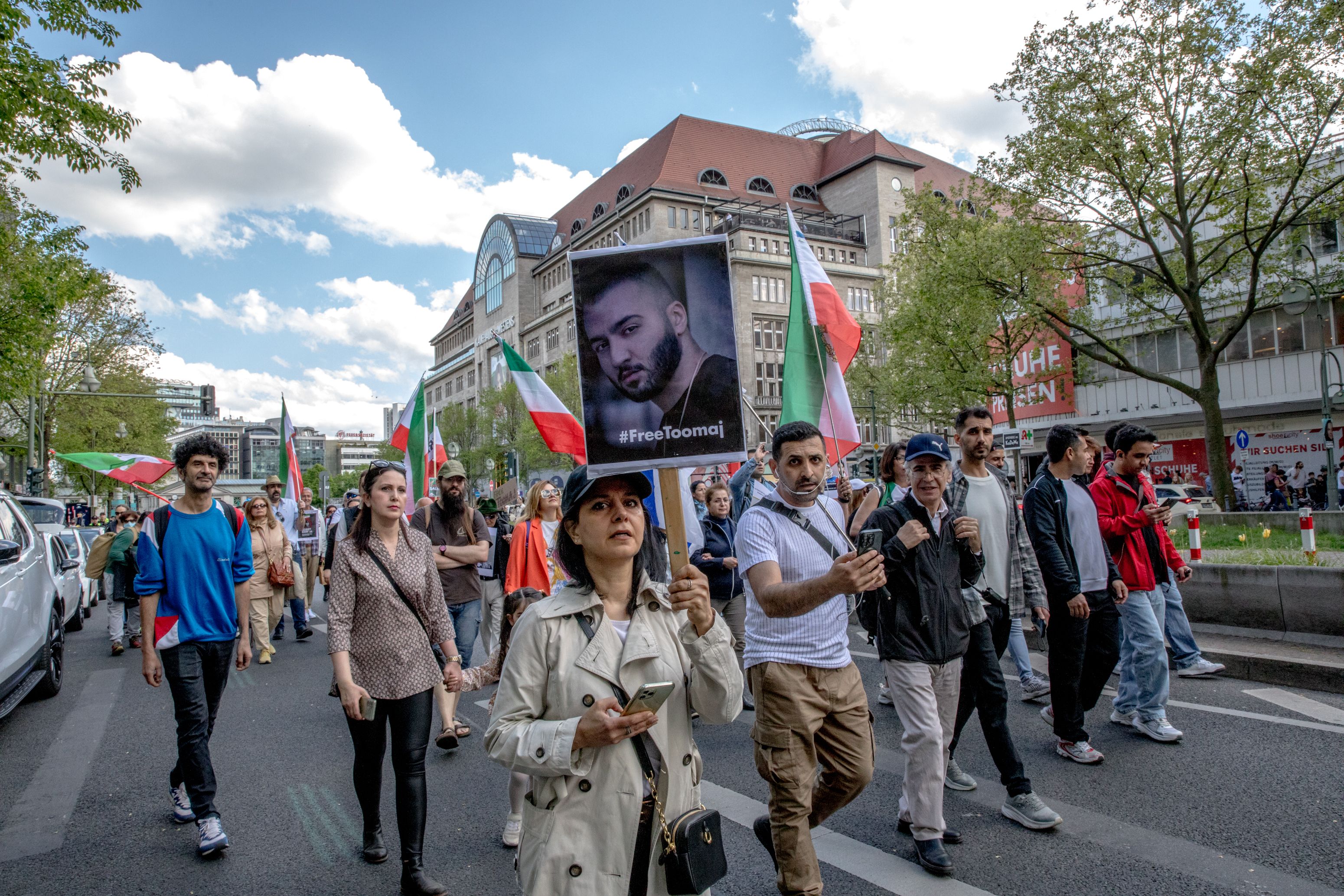 Heute versammelten sich in Berlin Demonstranten, um gegen Salehis Todesurteil zu protestieren