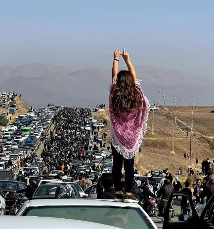 Frauen im ganzen Iran legten bei Demonstrationen ihr Kopftuch ab, um gegen das Schicksal von Mahsa Amini zu protestieren