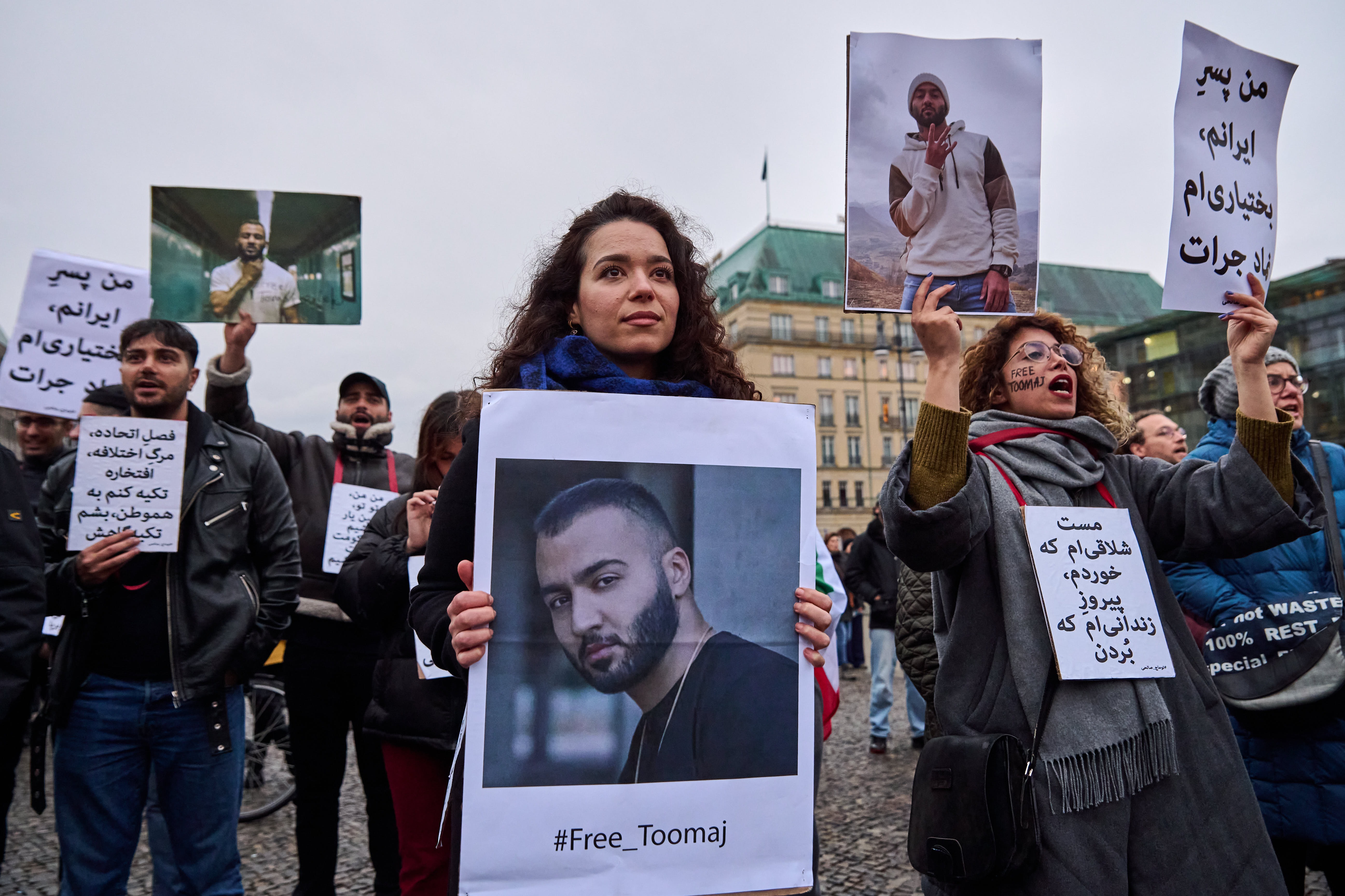 Hunderte protestieren in Berlin gegen die Verhaftung des bekannten iranischen Rappers Toomaj Salehi im Jahr 2022