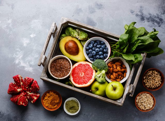 Frisches Obst und Gemüse im Korb, Konzept der Volumen-Ess-Tipps zur Gewichtsabnahme