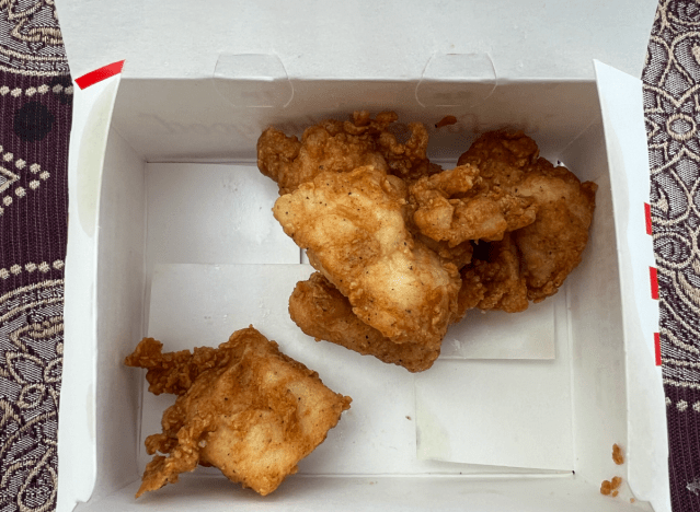 KFC-Nuggets in einer offenen Schachtel.