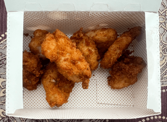 Chick-Fil-A-Nuggets in einer offenen Schachtel.