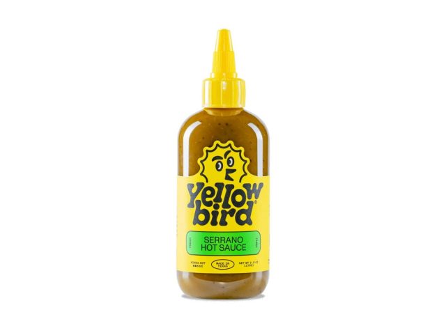 Flasche gelbe Vogel-Hot-Sauce auf weißem Hintergrund