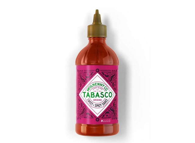 Flasche Tabasco süß-scharfe Sauce auf weißem Hintergrund