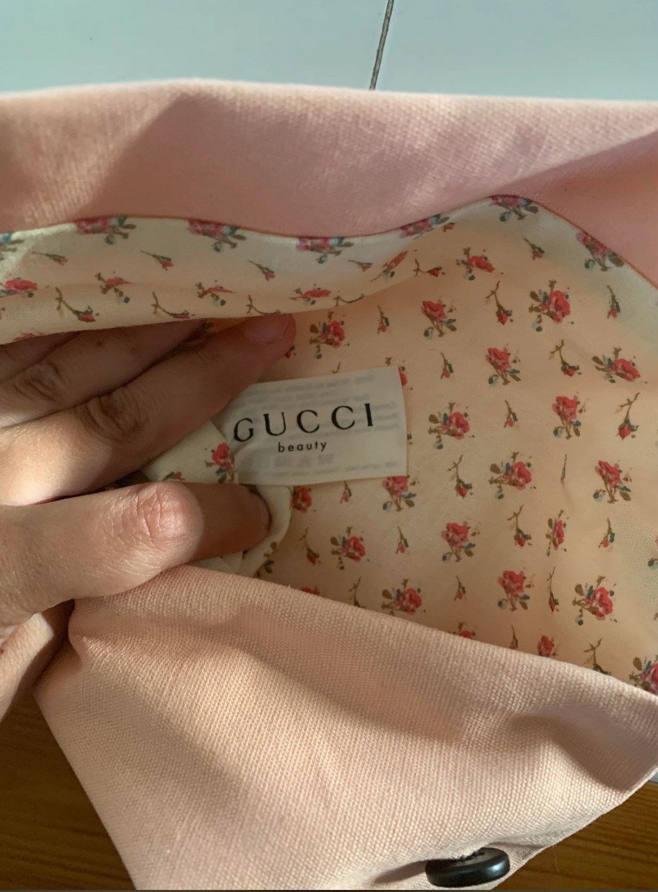 Der begeisterte Sparsammler öffnete die Tasche, um Reddit-Benutzern einen besseren Blick auf das Futter, einschließlich des Gucci-Etiketts, zu ermöglichen