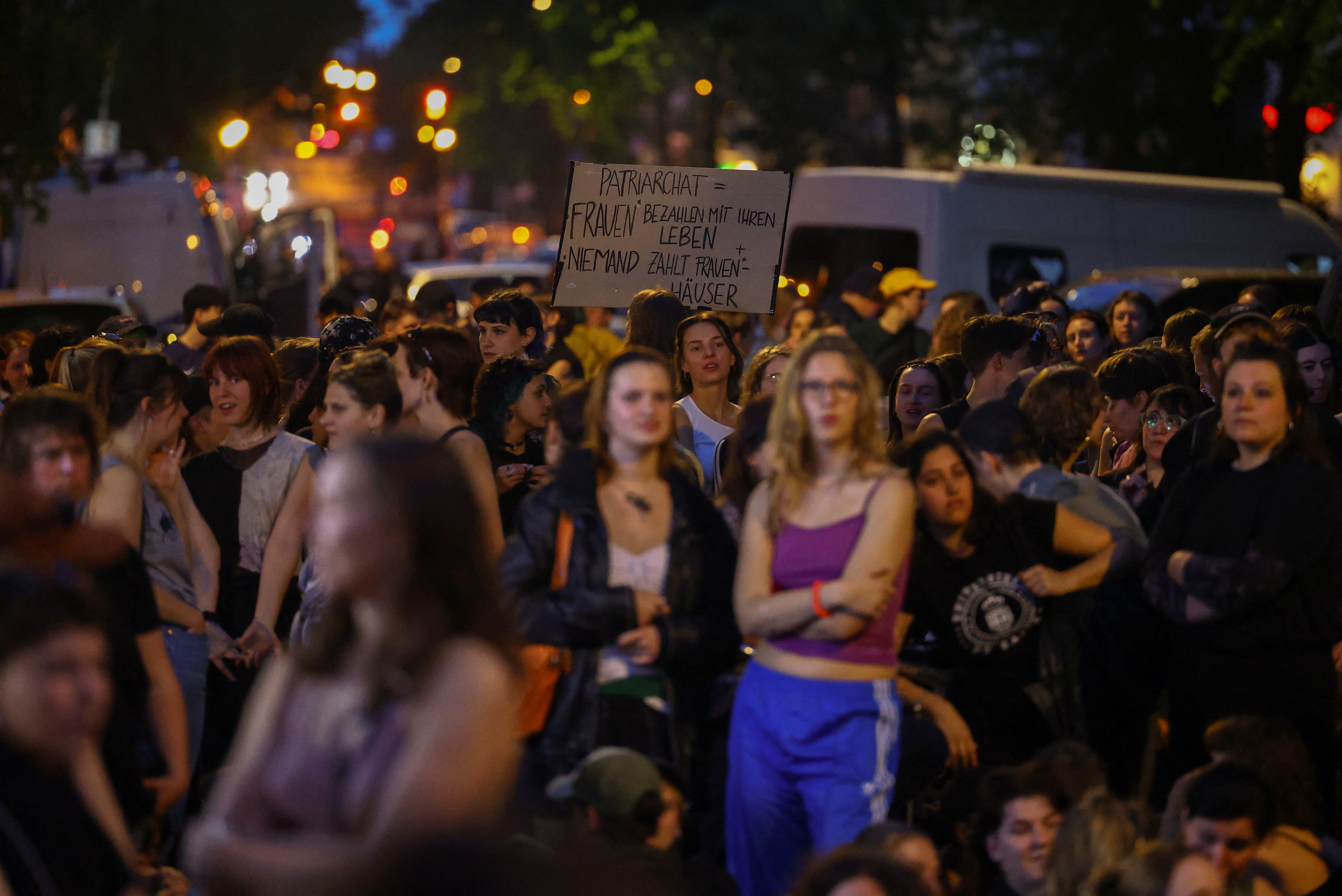 Über 3.000 Menschen nahmen an der Protestaktion „Take Back The Night“ in Deutschland teil, bei der die Polizei wegen Gewalt und Ärger in höchster Alarmbereitschaft war