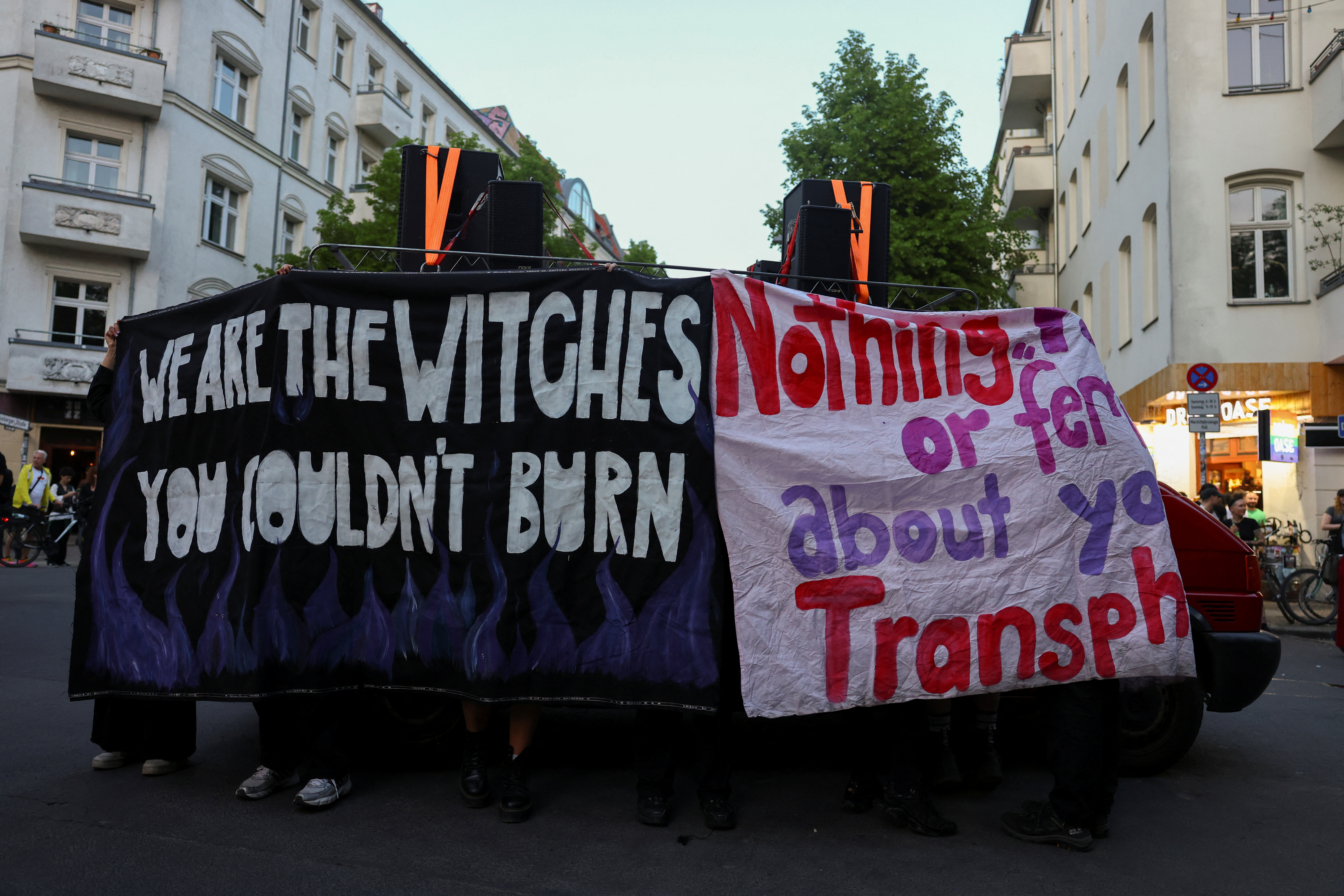 Die queer-feministische Demonstration stellte in der Walpurgisnacht, in der Deutsche in einer öffentlichen Feier böse Geister abwehren, gezielt Schilder auf die Straße