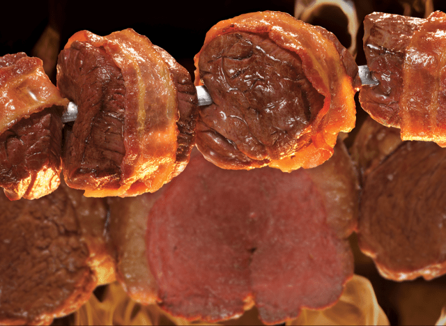 Mit Speck umwickelte Steaks am Drehspieß im Tucanos Brazilian Grill