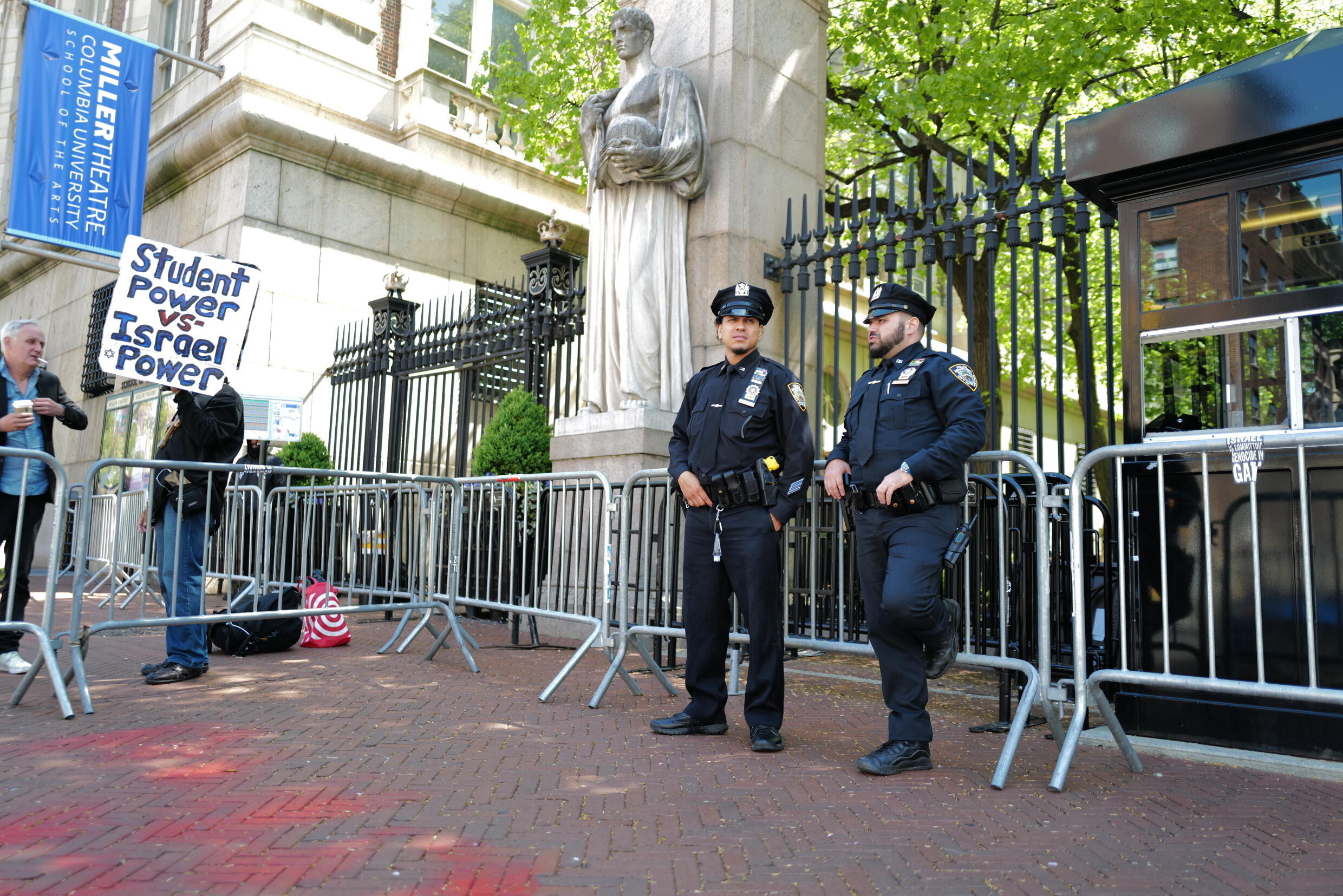 Die Polizei bewacht die Tore der Columbia University in New York City, nachdem sie über Nacht das dortige Protestlager geräumt hat.