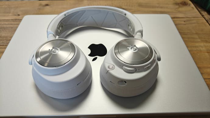 Steelseries Arctis Nova Pro Wireless in Weiß – Headset auf Laptop, ein anderer Blickwinkel