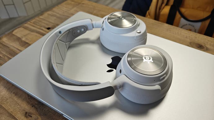 Steelseries Arctis Nova Pro Wireless in Weiß – ein dritter Blickwinkel des Headsets auf dem Laptop