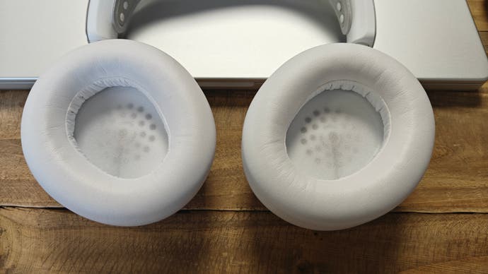 Steelseries Arctis Nova Pro Wireless in Weiß – Nahaufnahme der Innenseite der Ohrmuscheln