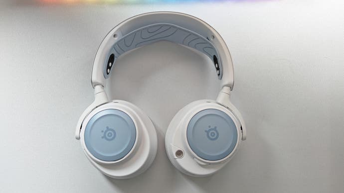 Weißes und blaues SteelSeries Arctis Nova Pro kabelloses Headset