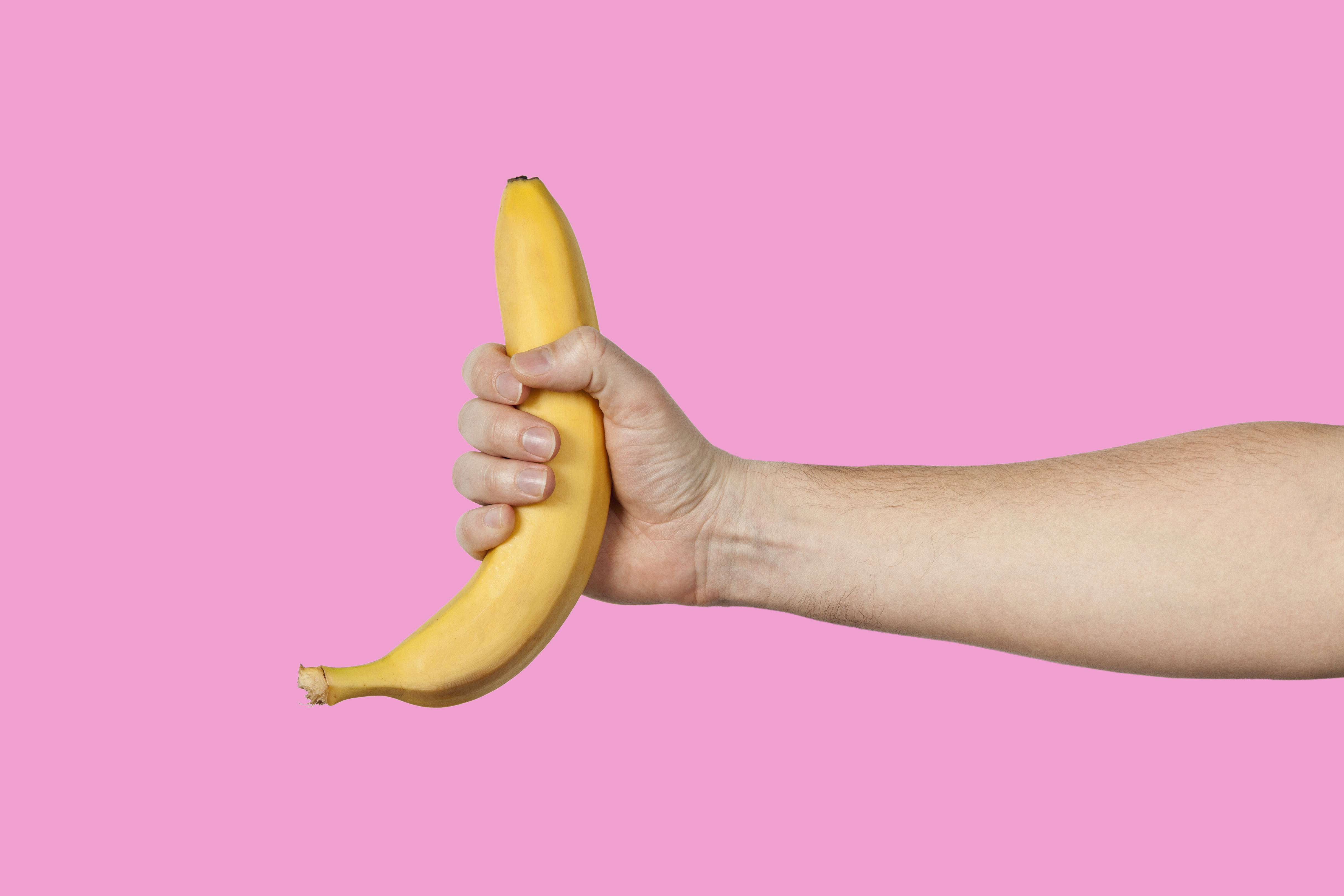 Der bananenförmige Penis krümmt sich nach links oder rechts