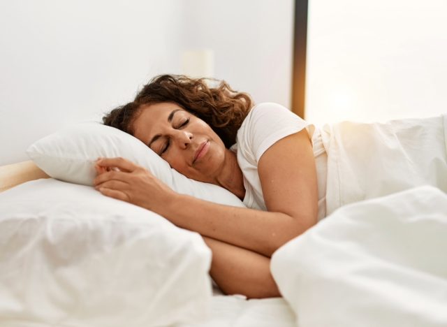 Frau schläft, Konzept einer Schlafgewohnheit, die Sie schneller altern lässt