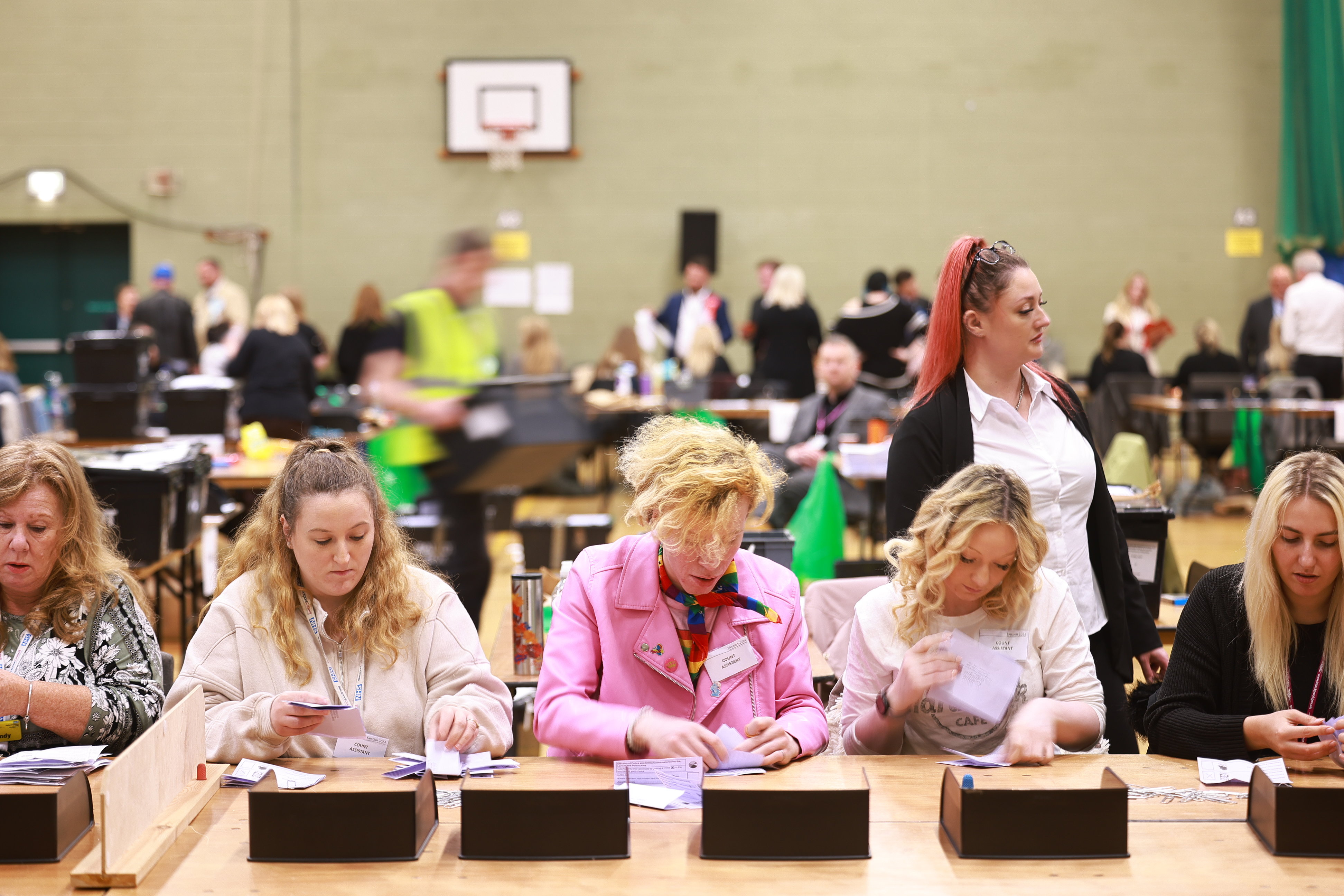 Zählagenten bei der Arbeit im Blackpool Leisure Centre für die parlamentarische Nachwahl