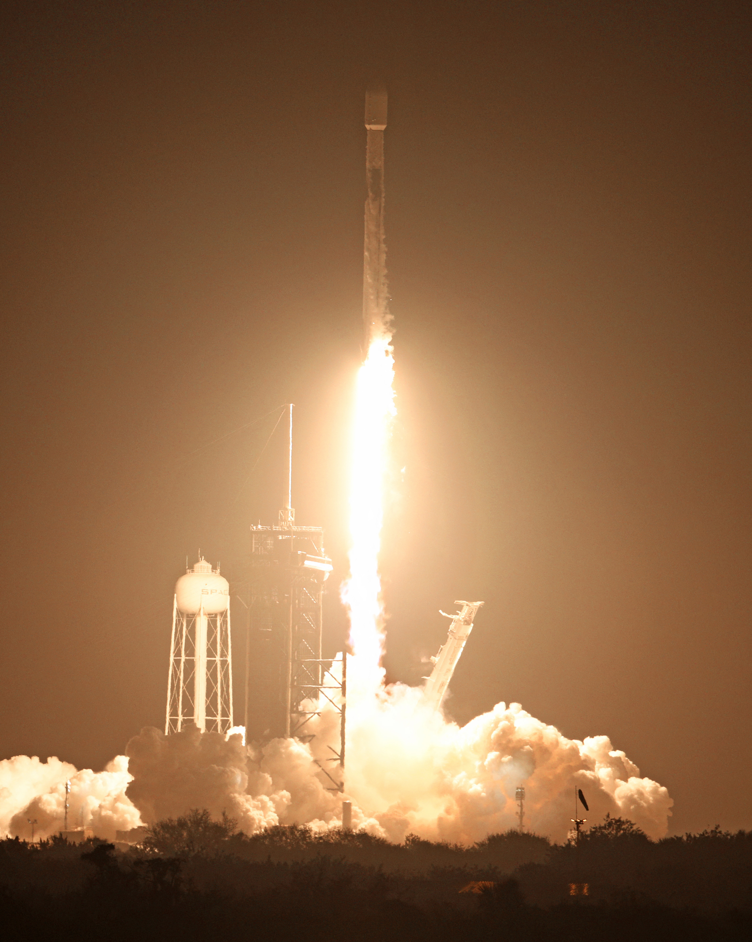 Eine SpaceX Falcon 9-Rakete hebt im Februar von einer Startrampe in Florida, USA, ab
