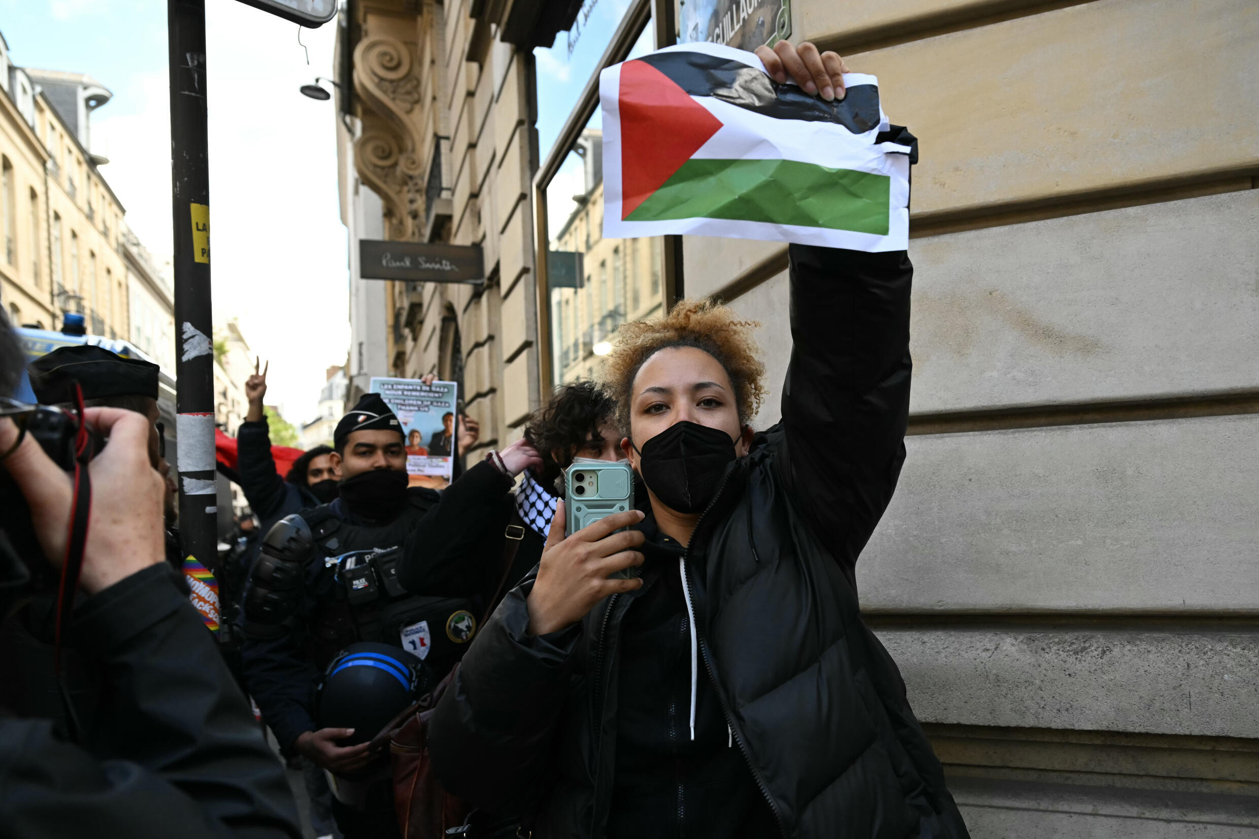 Einige Demonstranten hielten palästinensische Flaggen hoch, als sie abgeführt wurden