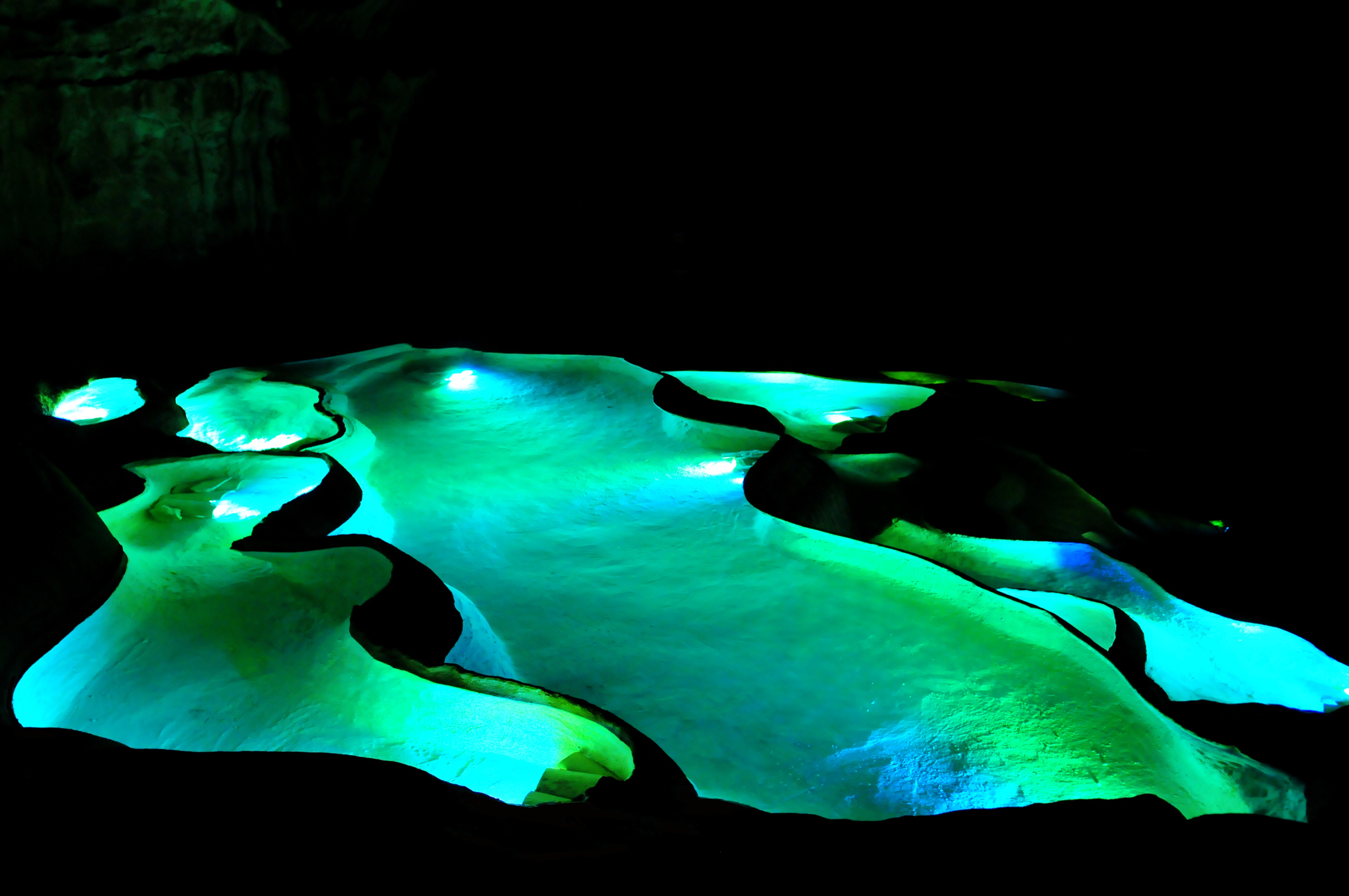 Die Struktur der Höhle verfügt über wunderschöne beleuchtete Becken, die heute bei Touristen beliebt sind