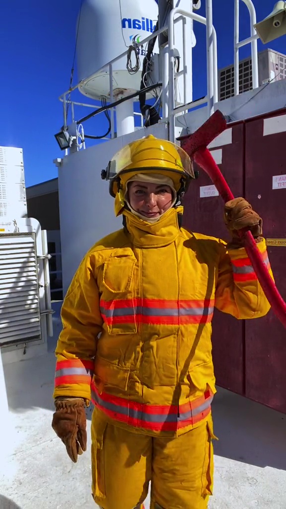 Larkin fungiert gleichzeitig als Feuerwehrmann an Bord