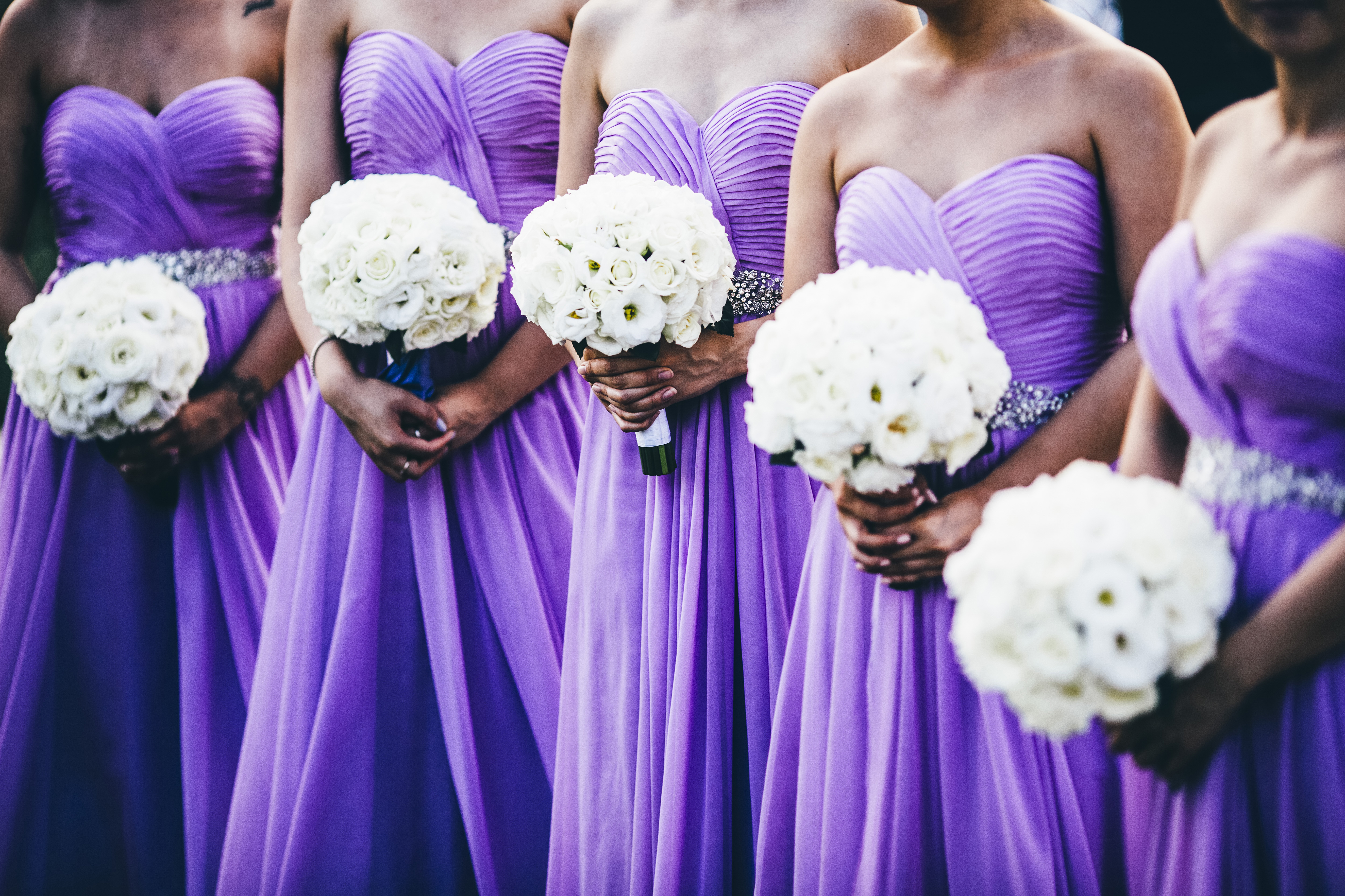 Experten haben Bräuten und Bräutigamen dringend geraten, Cadbruys Lila für ihre Brautjungfern nicht zu wählen
