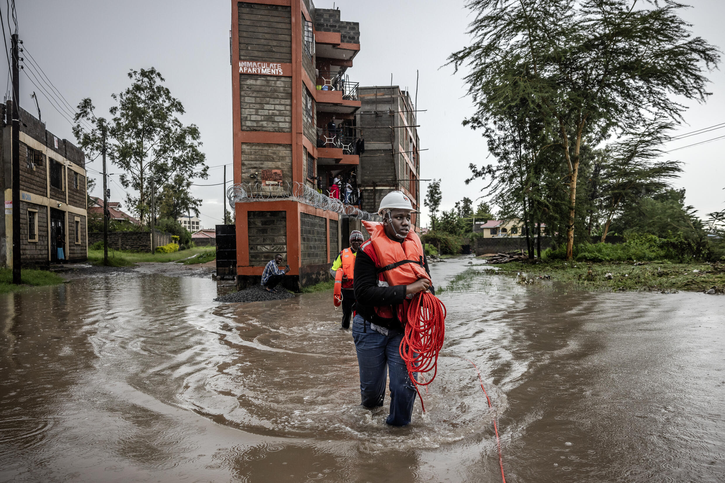 Retter haben gegen die Zeit gekämpft, um den von den Überschwemmungen gestrandeten Menschen zu helfen