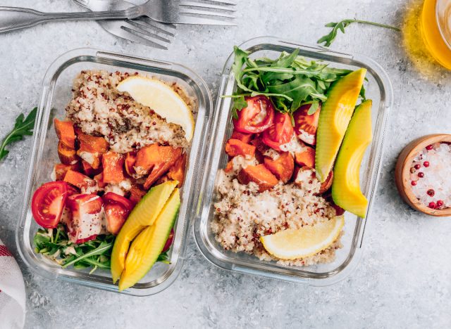 Schüsseln zur Zubereitung von Mahlzeiten mit Quinoa, Hühnchen und Avocado