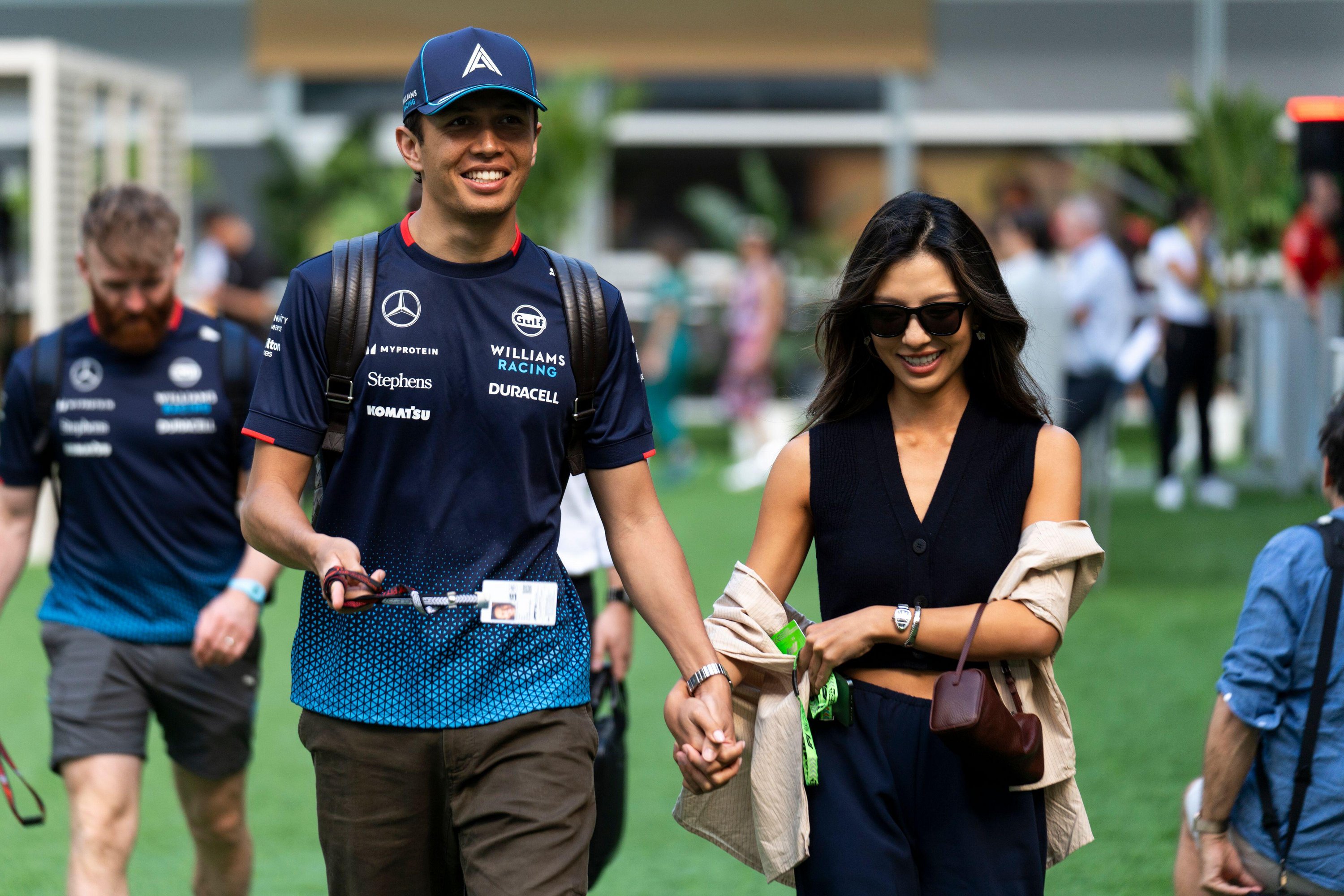 F1-Star Alex Albon und Lily Muni sahen sehr verliebt aus, als sie zusammen ankamen
