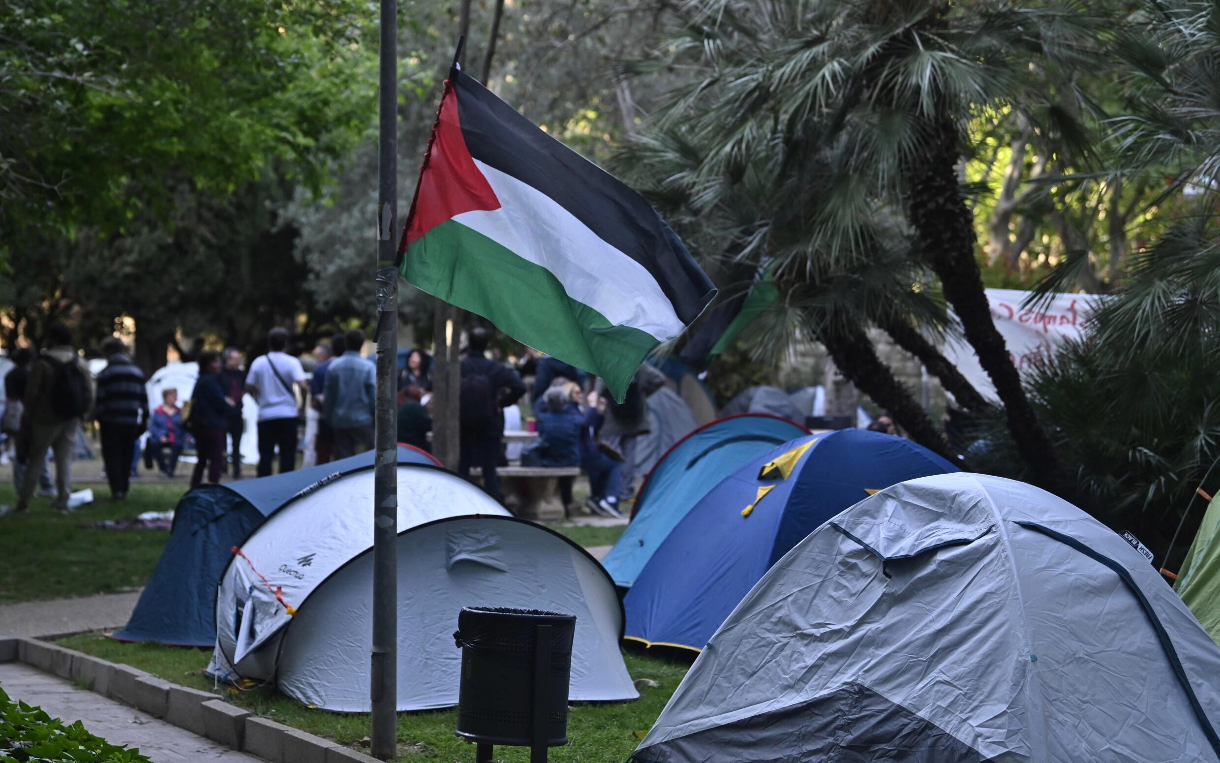 Eine palästinensische Flagge weht an einem Lager auf dem Campus der Universität Valencia in Spanien, Teil der Proteste, die sich auf der ganzen Welt ausbreiteten, nachdem sie auf Campusgeländen in den Vereinigten Staaten begonnen hatten.