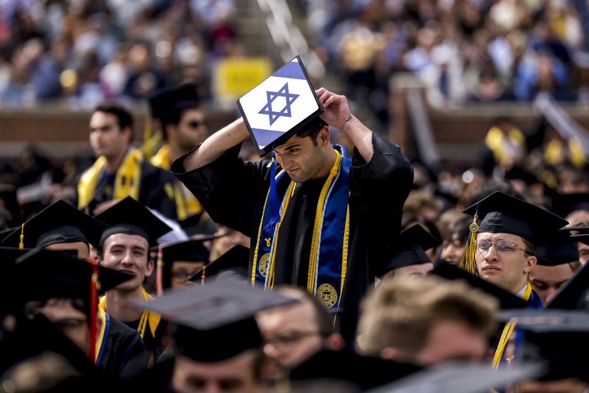 Student trägt Israel-Mütze