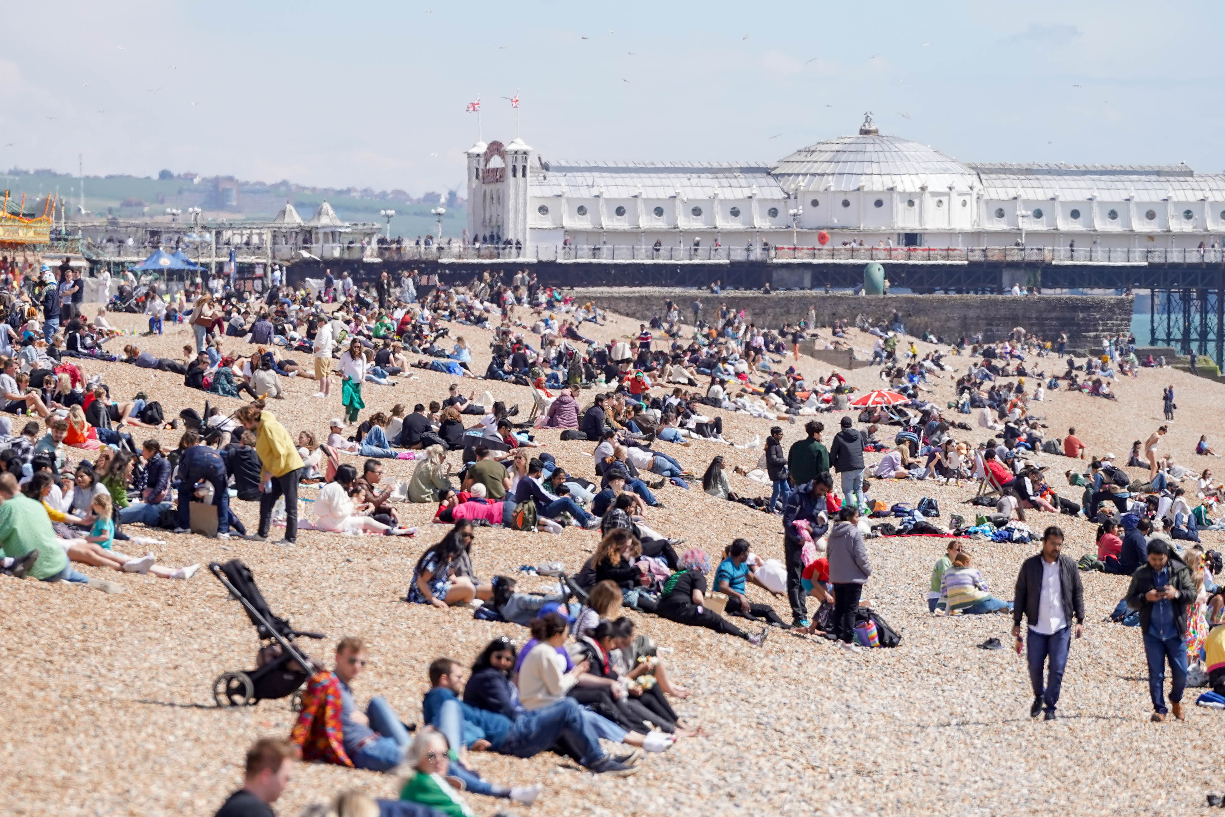 Hunderte entspannen am Strand von Brighton