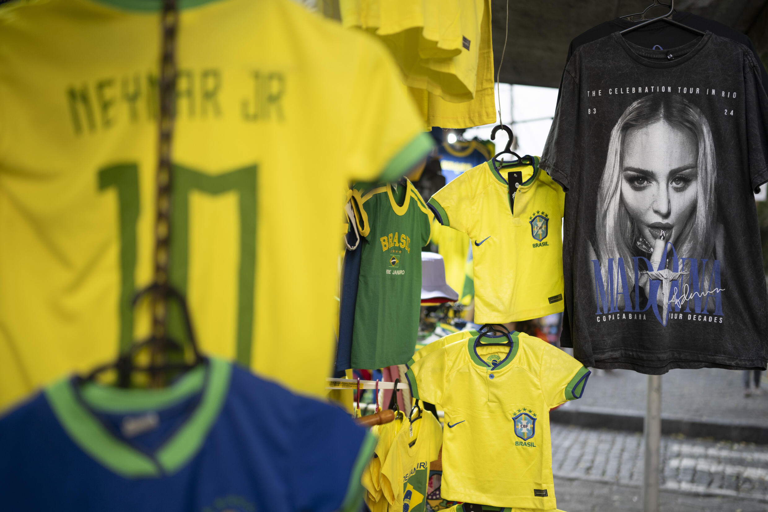 Merchandise im Zusammenhang mit Madonna wird am 29. April 2024 zusammen mit Fußballausrüstung in einem Geschäft im Zentrum von Rio verkauft