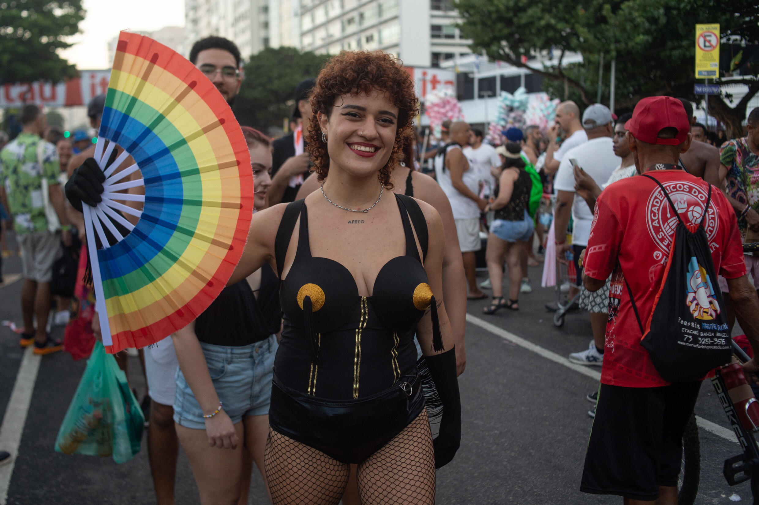 Fans kommen am Strand der Copacabana zu einem kostenlosen Konzert von Madonna in Rio de Janeiro an