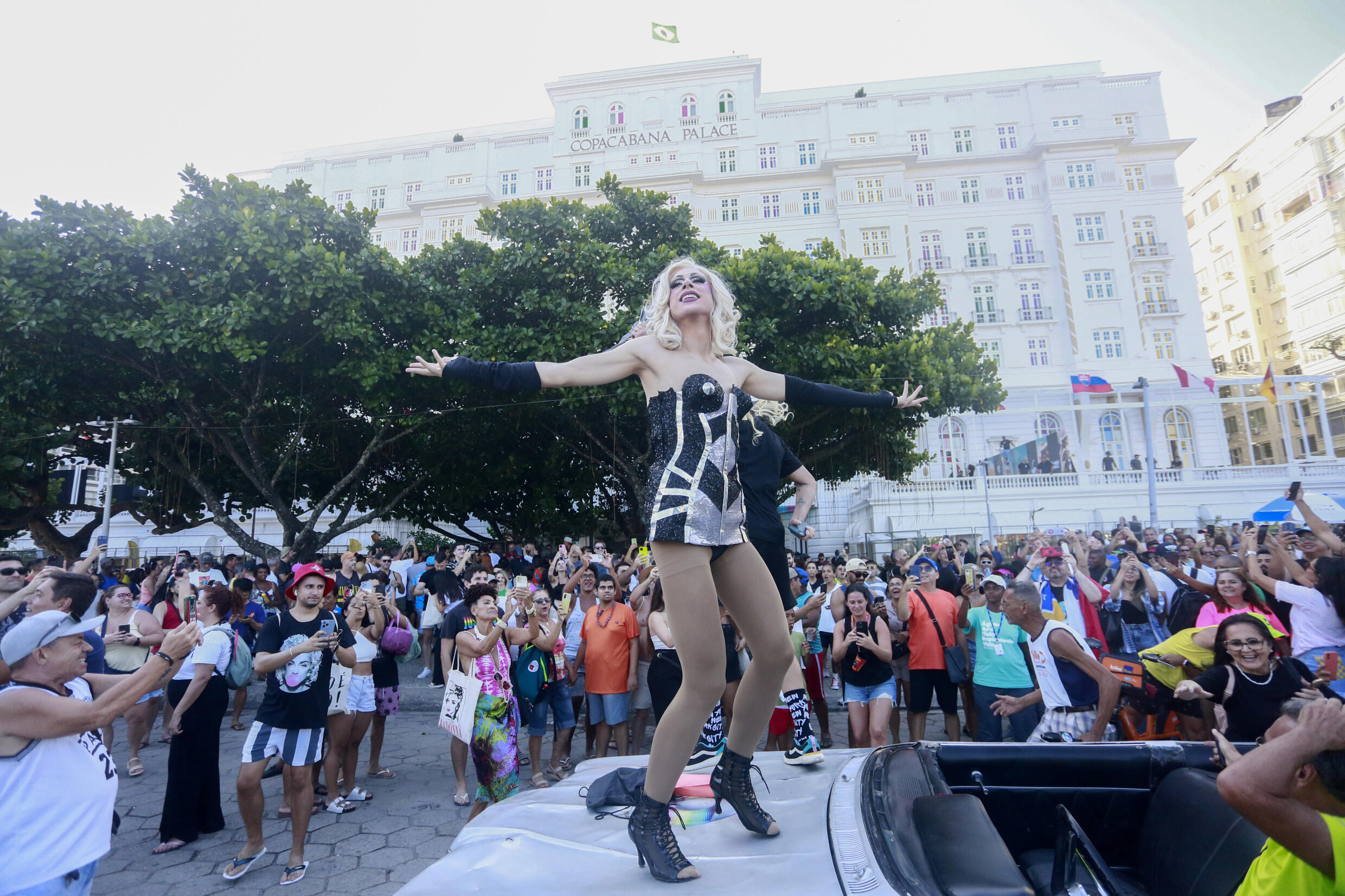 Eifrige Fans versammeln sich am 3. Mai 2024 am Strand der Copacabana in Rio, am Vorabend des kostenlosen Megakonzerts, das Madonnas „Celebration“-Tournee abschließen wird