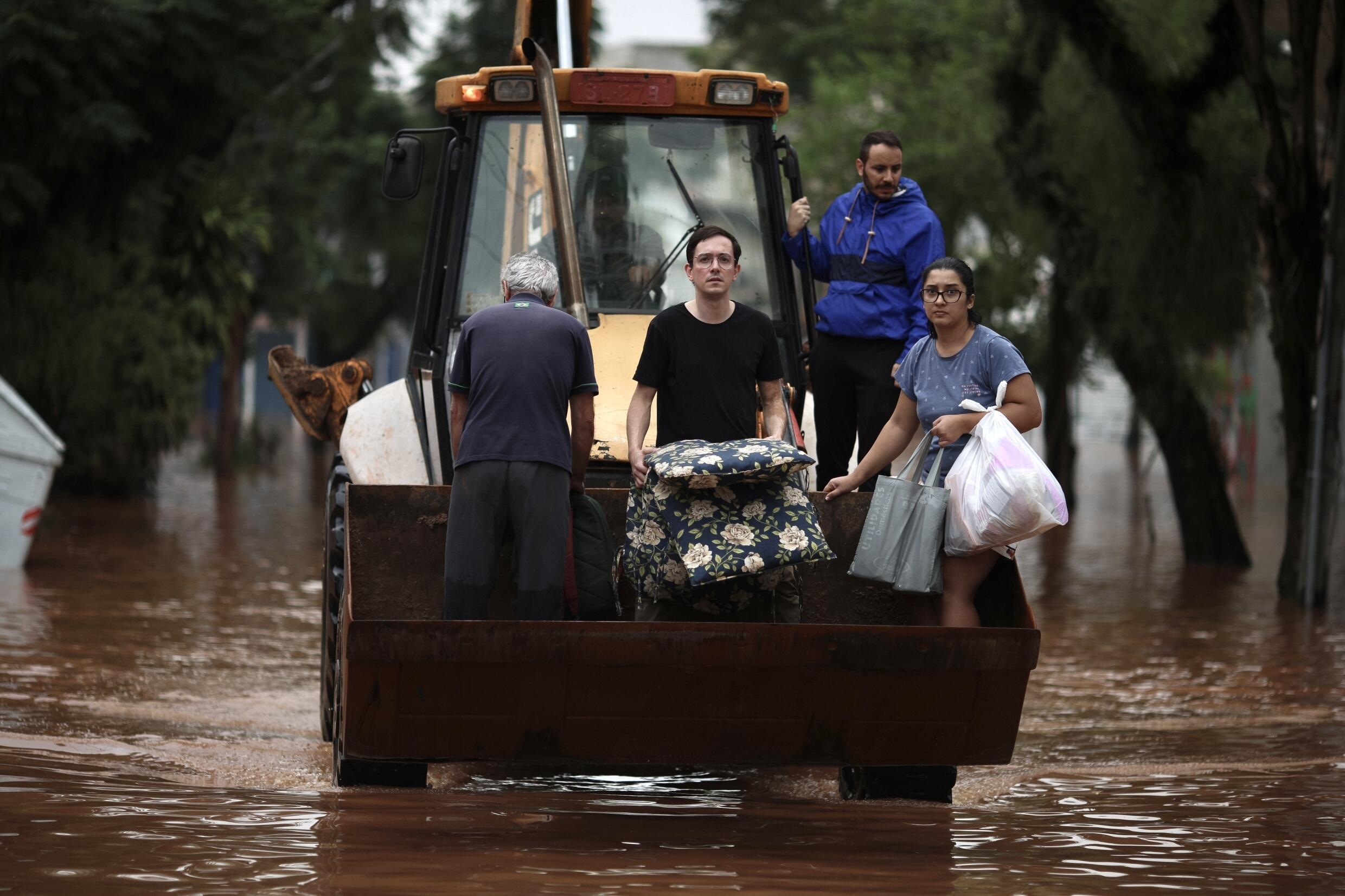 Ein Baufahrzeug transportiert am 4. Mai 2024 Evakuierte aus einem überfluteten Gebiet des Stadtteils Sao Geraldo in Porto Alegre