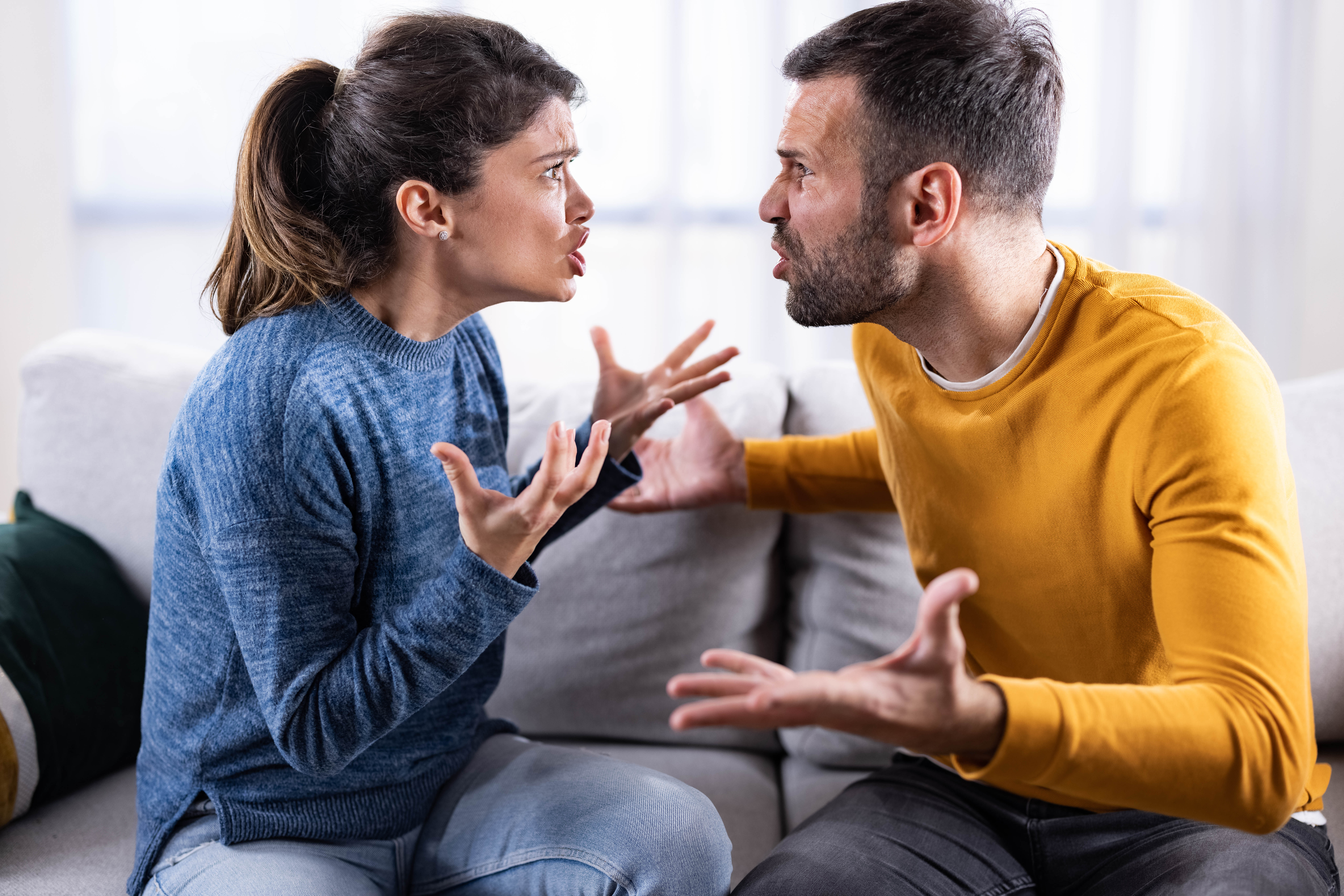 Ein Zeichen dafür, dass Ihre Beziehung toxisch geworden ist, ist, wenn Sie feststellen, dass Sie von Ihrem Partner ständig respektlos behandelt werden